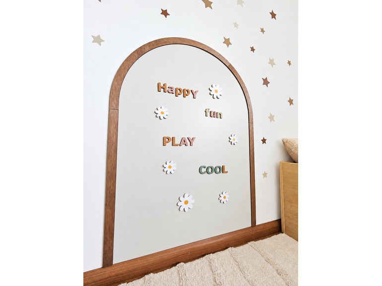 Boho Bloom Magneet Pack Oatmeal Beige met houten boogframe, magneetletters, daisy magneten en sterren muurstickers Stickerkamer Boho Bloom Magneet Pack Oatmeal Beige met houten boogframe, magneetletters, daisy magneten en sterren muurstickers