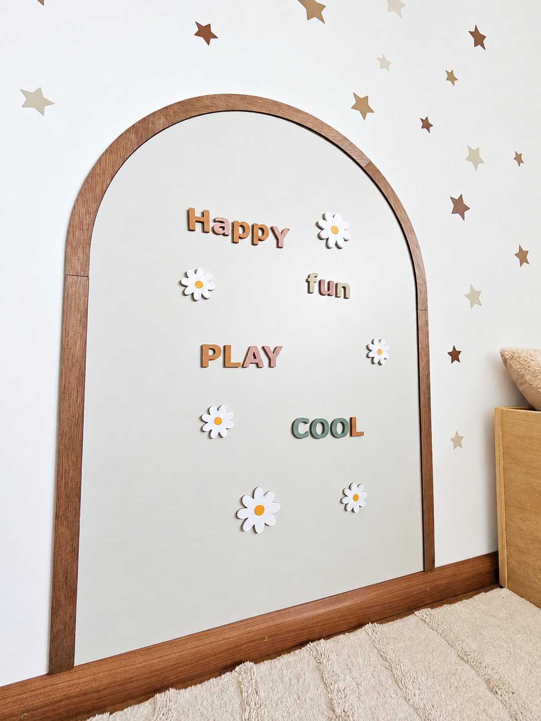 Boho Bloom Magneet Pack Oatmeal Beige met houten boogframe, magneetletters, daisy magneten en sterren muurstickers