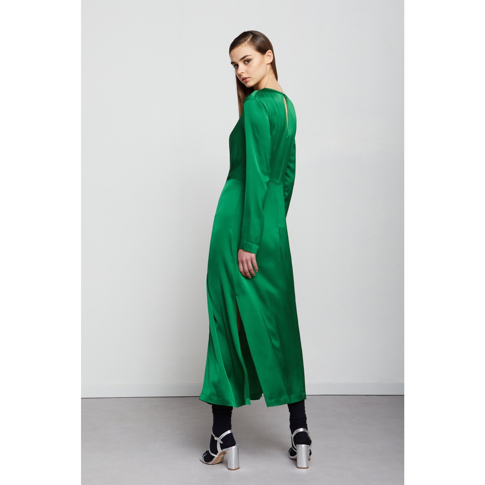 Ottod'Ame DA4894, groene satijnen jurk met 2 zijsplitten 100% viscose