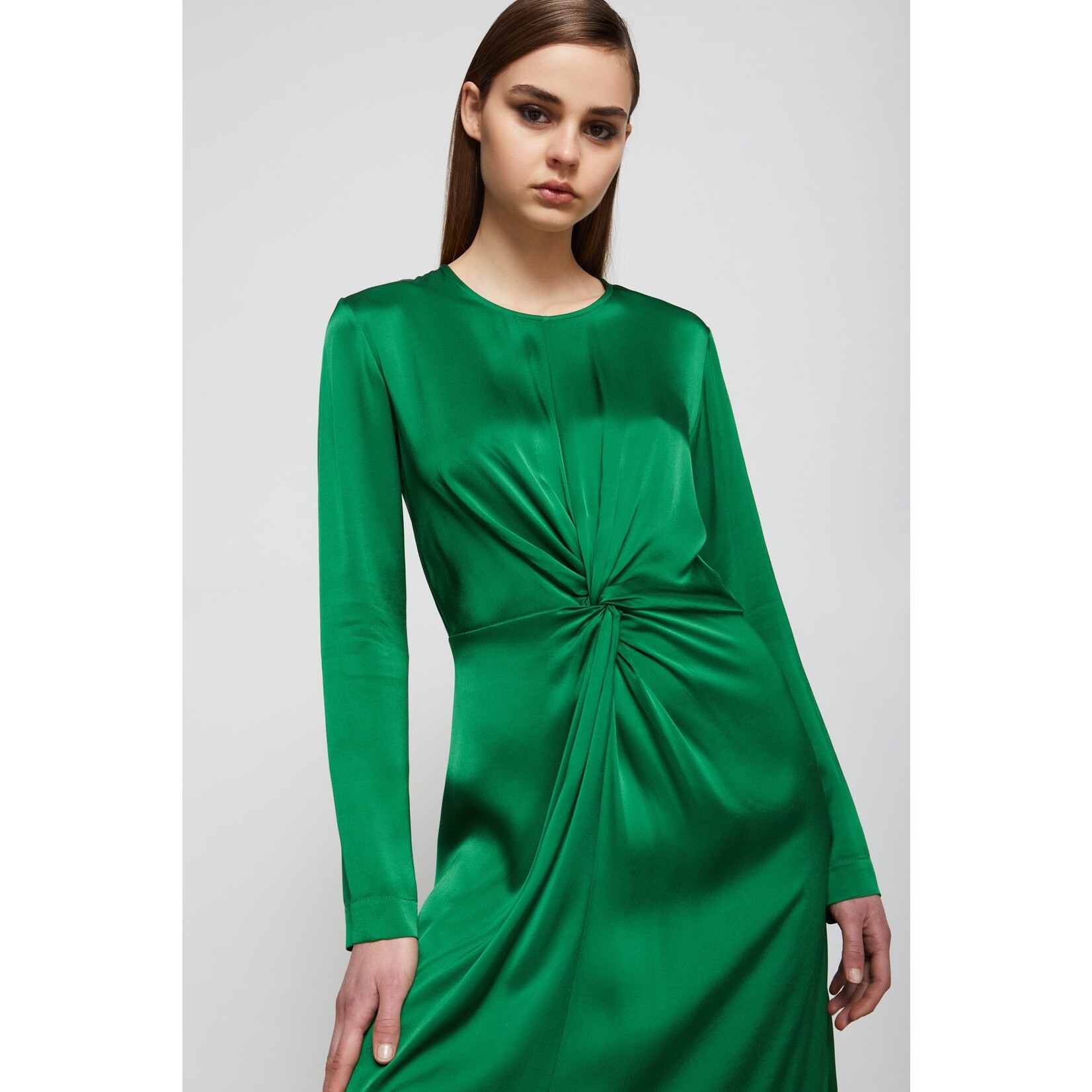 Ottod'Ame DA4894, groene satijnen jurk met 2 zijsplitten 100% viscose