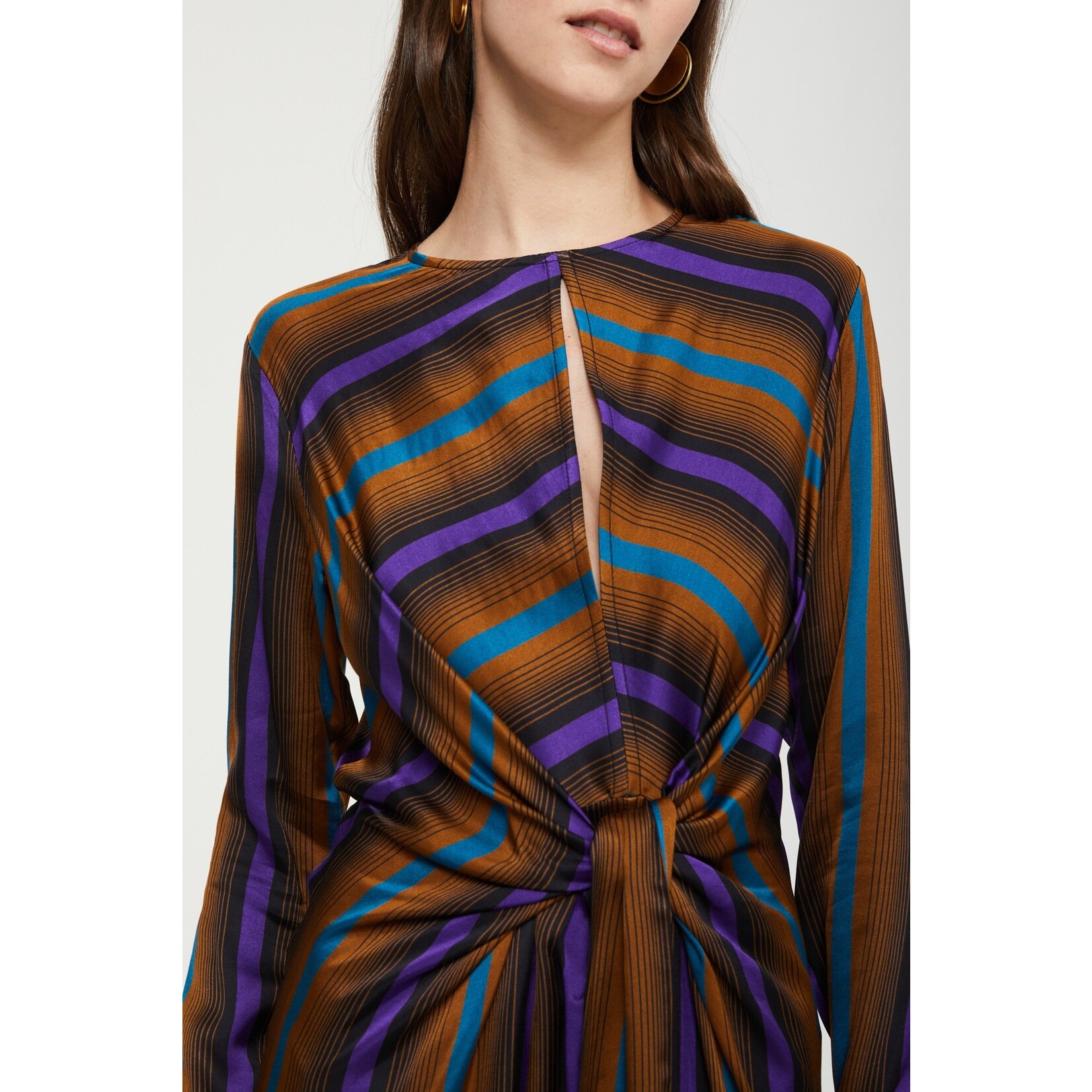 Ottod'Ame DA4961 gestreepte jurk met tailledetail. 100% viscose