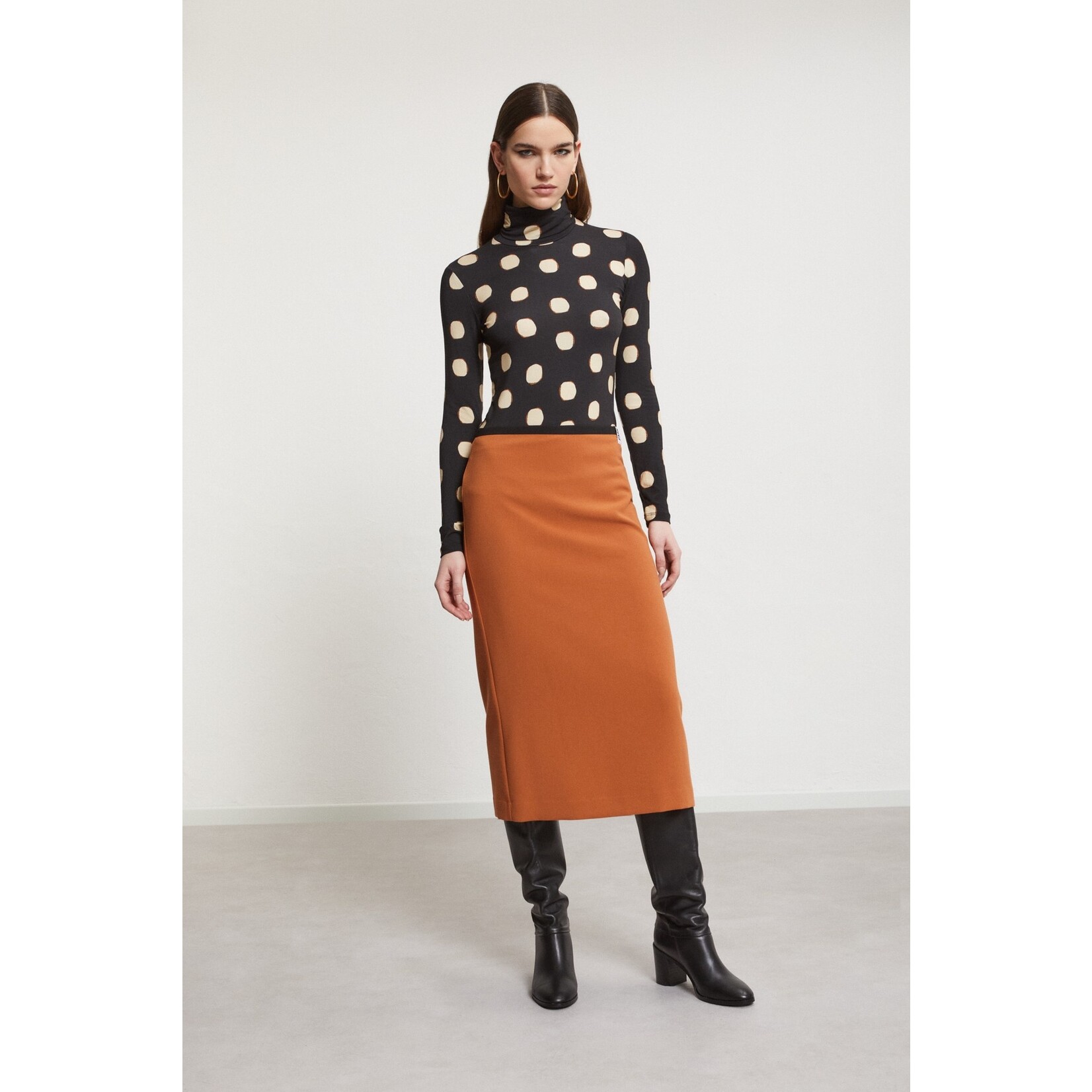 Ottod'Ame DM8061 aangesloten top met col zwart viscose