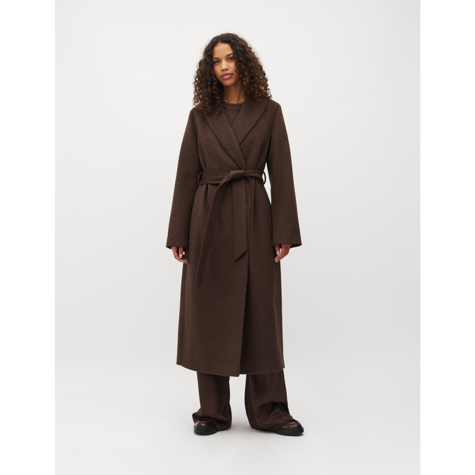 mbyM Umia-M, lange mantel kleur java. 50% wol, 45% polyester en 5% other fibers