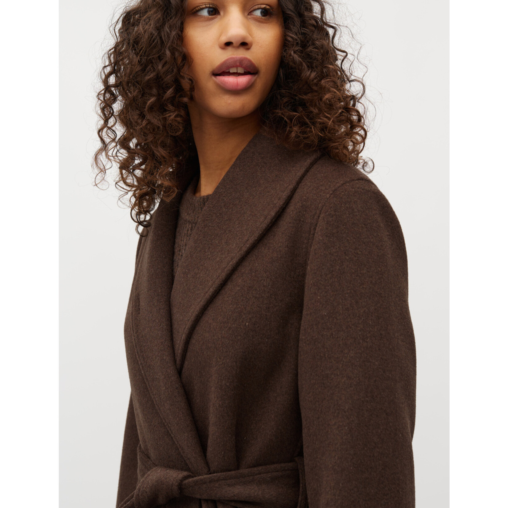 mbyM Umia-M, lange mantel kleur java. 50% wol, 45% polyester en 5% other fibers