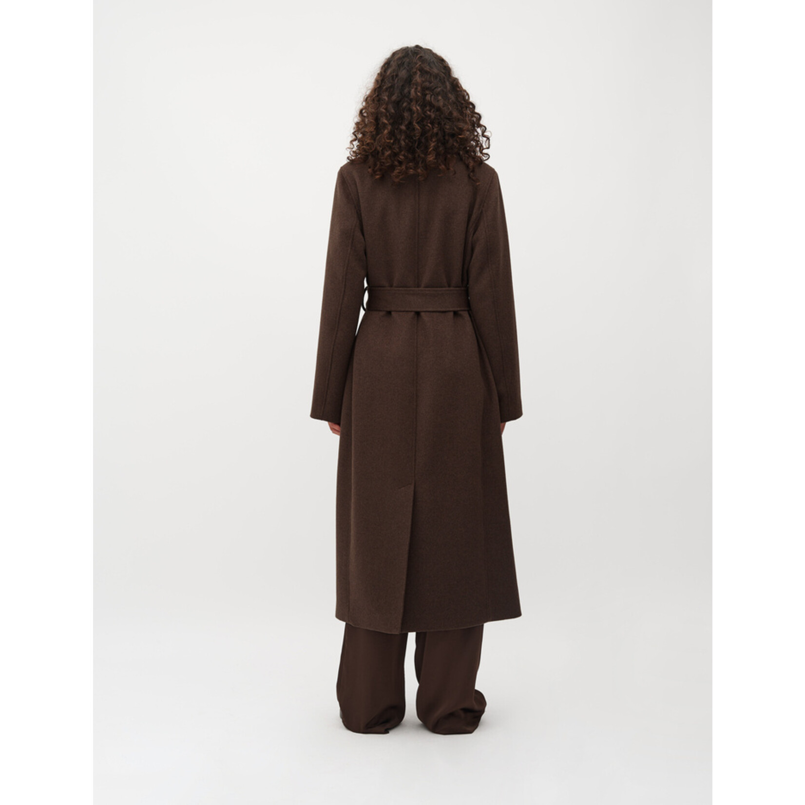 mbyM Umia-M, lange mantel kleur java. 50% wol, 45% polyester en 5% other fibers