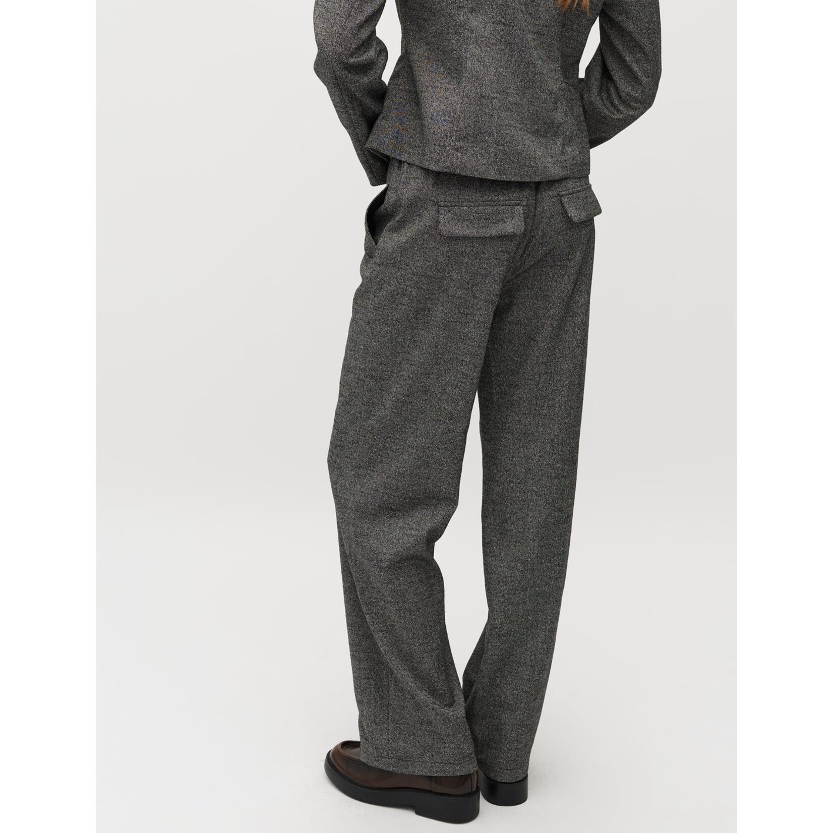 mbyM Cyrill-M pant, 50% polyester, 48% viscose en 2% elastan.