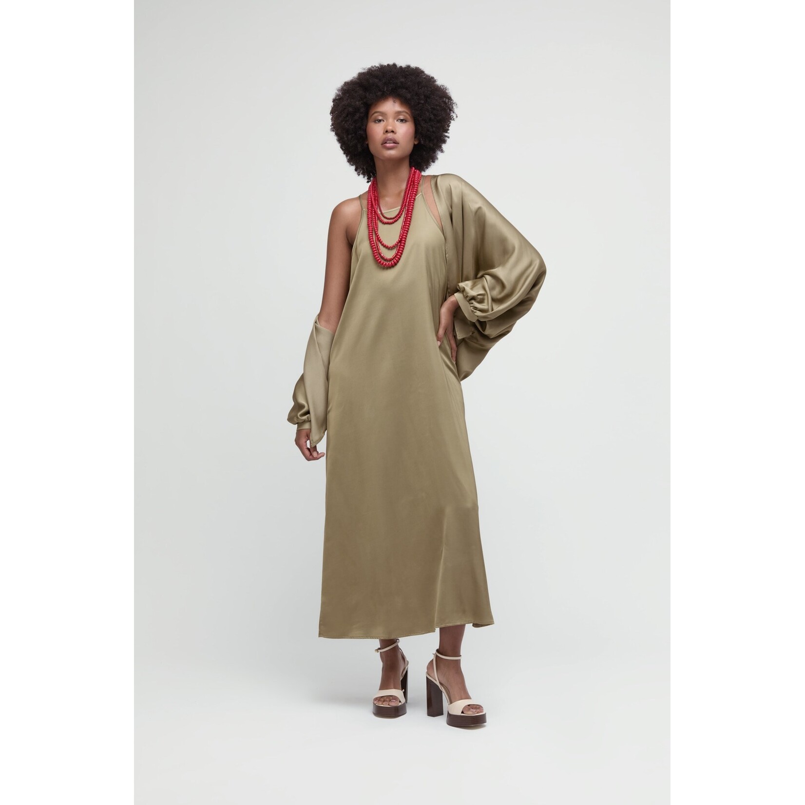 Même Road M2471A jurk van 100% viscose kleur salvia.