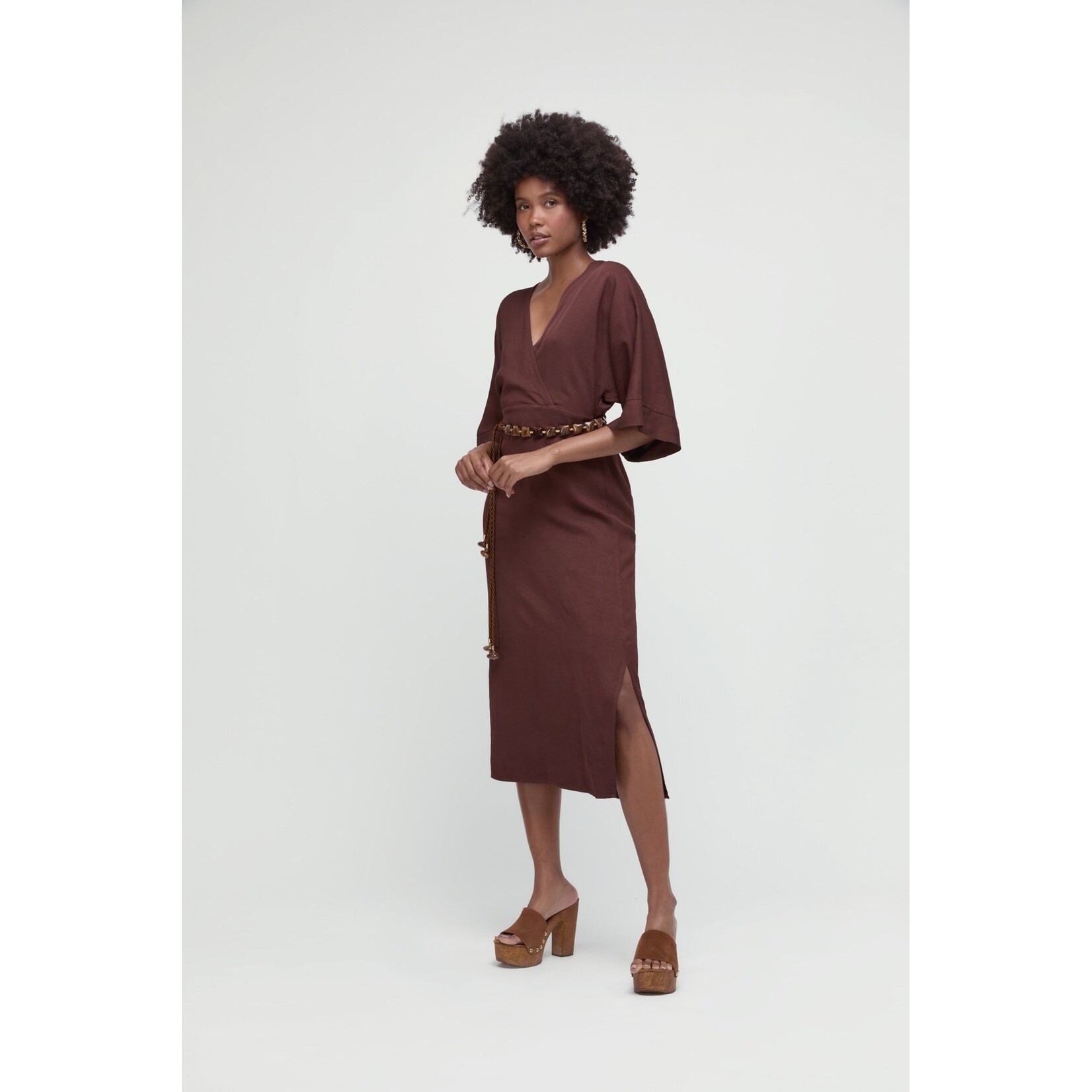 Même Road M2487A jurk met v-hals 71% viscose, 19% linnen en 10% tencel.