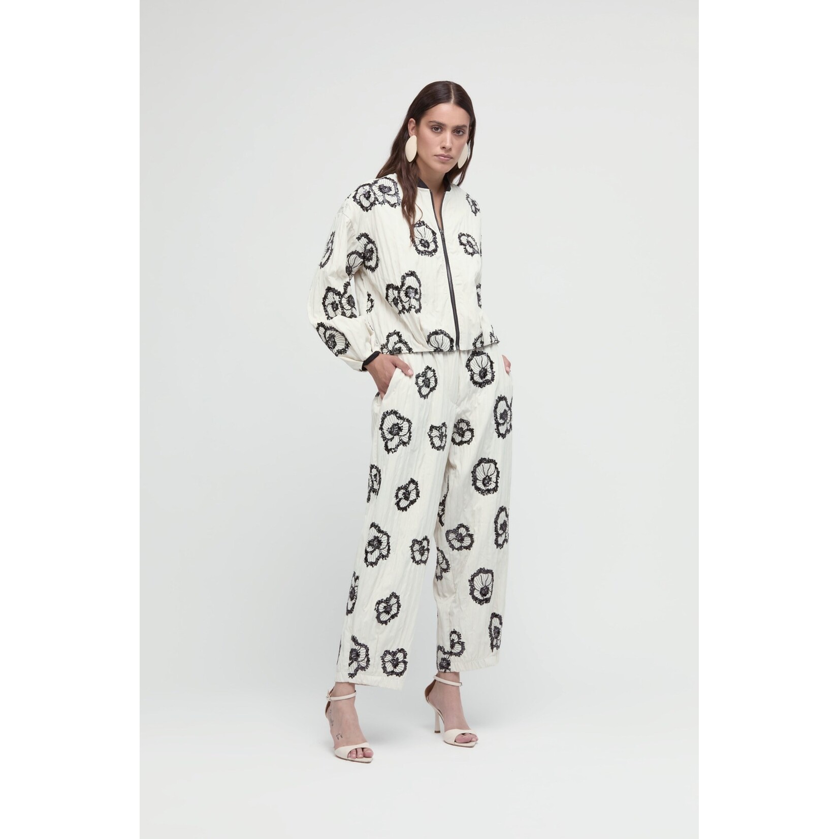 Même Road M6319G bomberjack wit met zwarte bloemen.