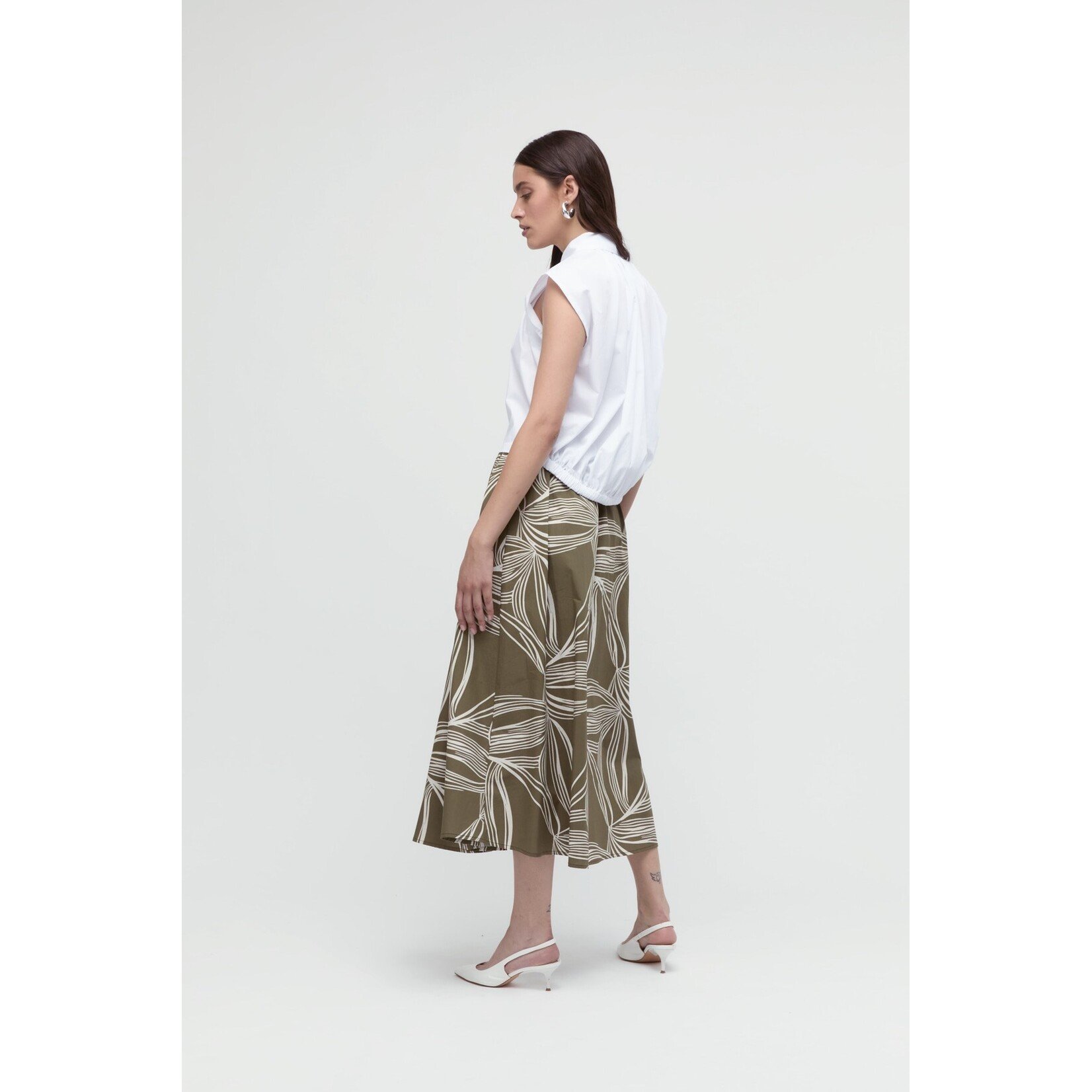 Même Road M5458C 100% katoenen blouse mouwloos kleur cabernet of wit.