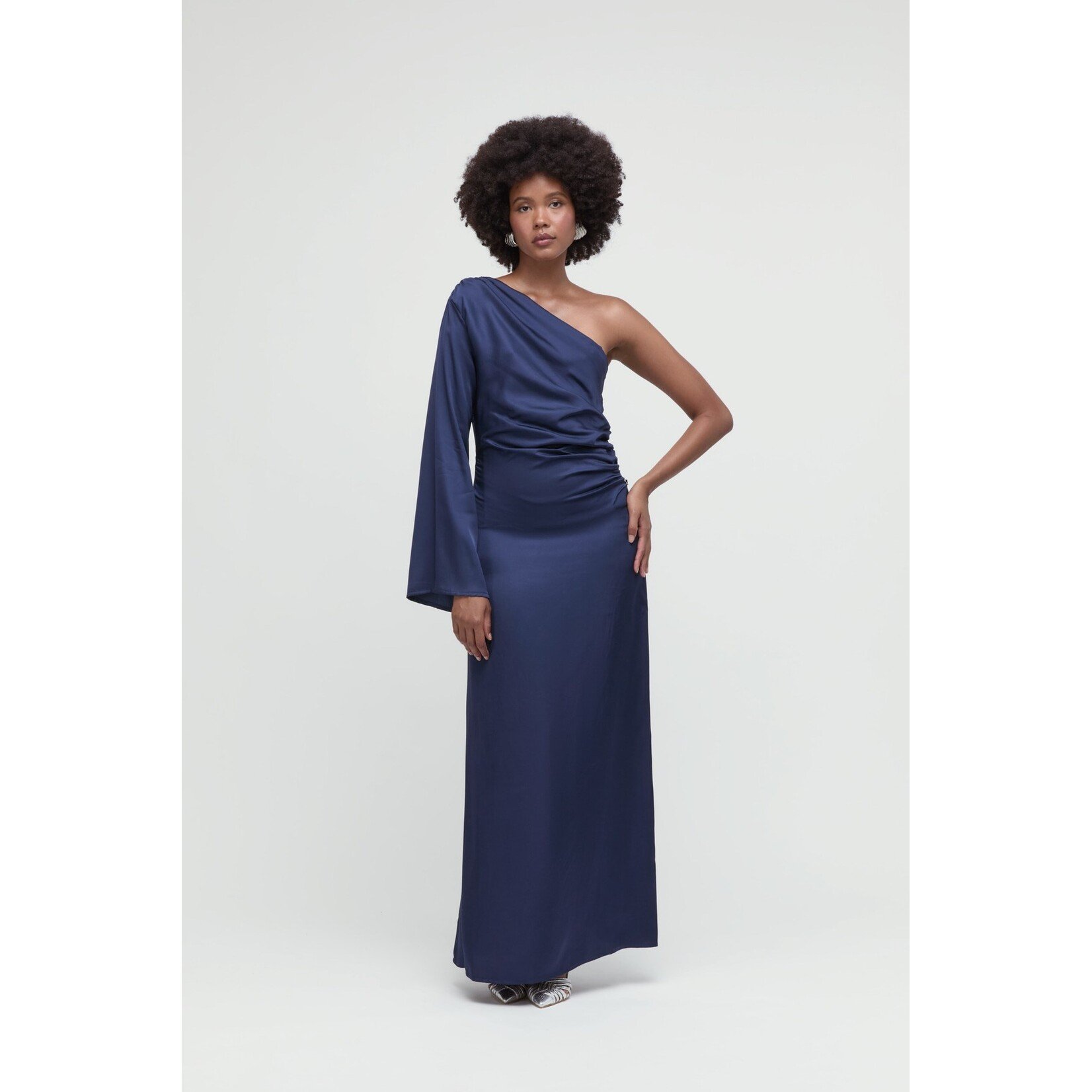 Même Road M2514A avondjurk kleur navy, 100% viscose.