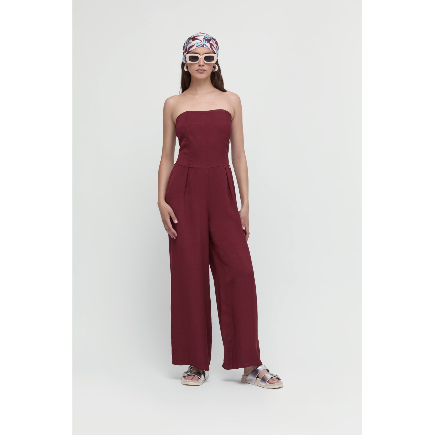 Même Road Strapless jumpsuit kleur cabernet VGG-M84799P 71% viscose 19% linnen en 10% tencel.
