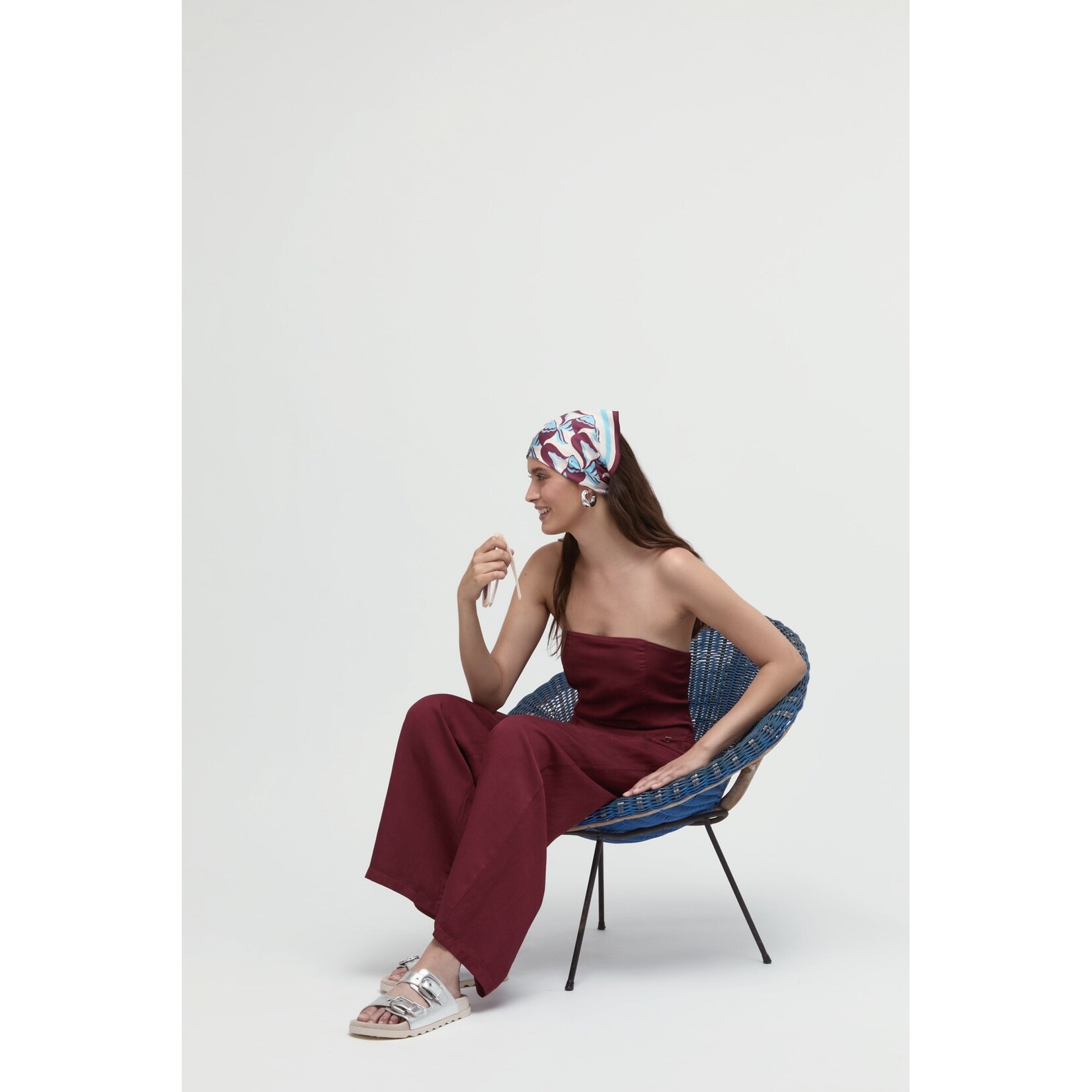 Même Road Strapless jumpsuit kleur cabernet VGG-M84799P 71% viscose 19% linnen en 10% tencel.