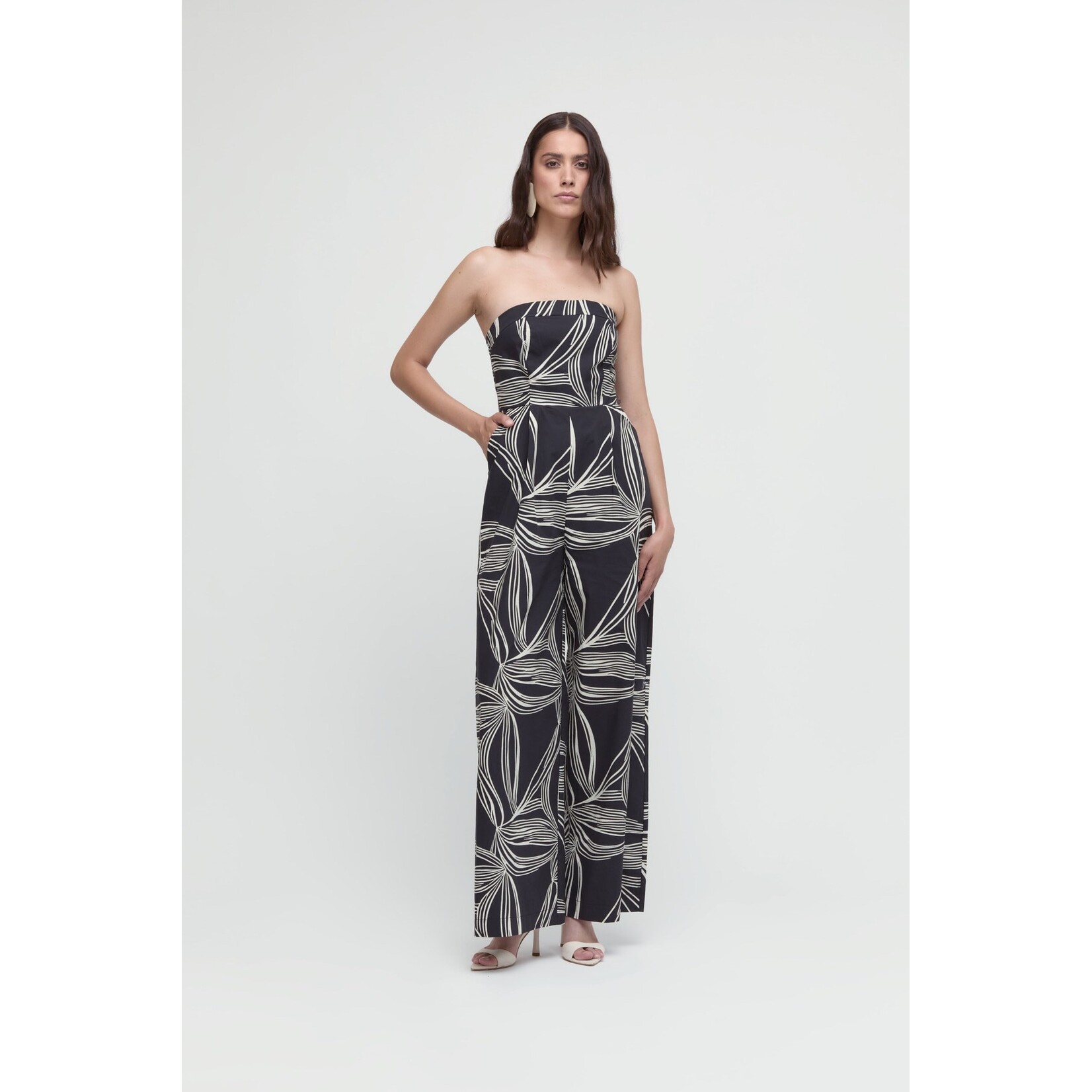 Même Road Strapless jumpsuit zw/wit dessin 100% katoen.