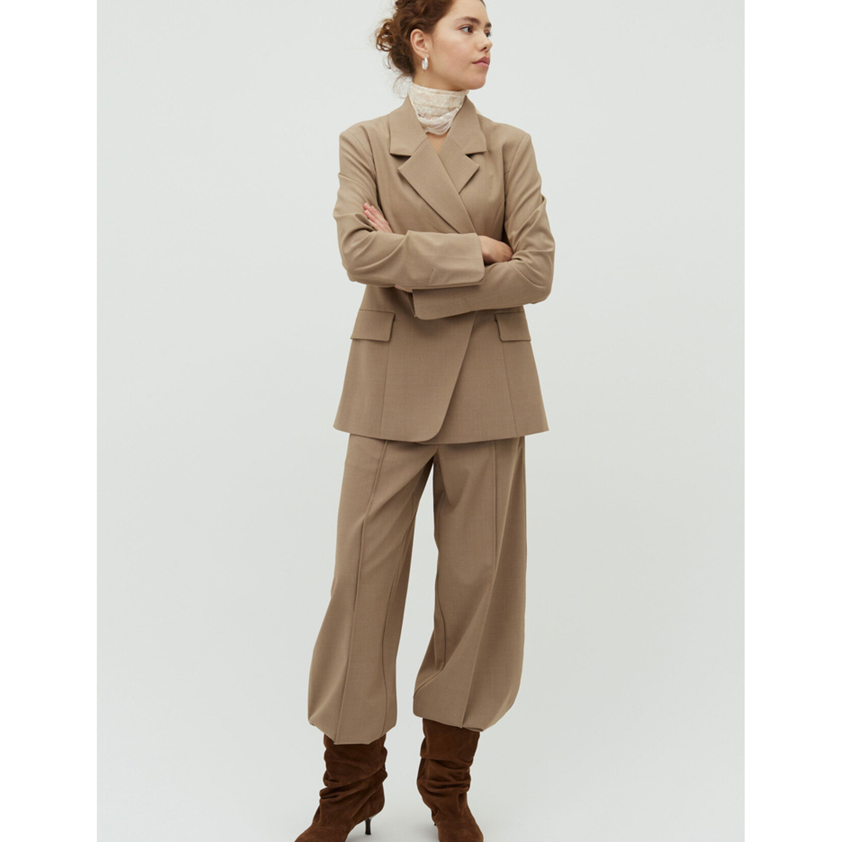 mbyM Pija-M pant kleur java 63% gerecycled poly, 33% viscose en 4% elasthan.