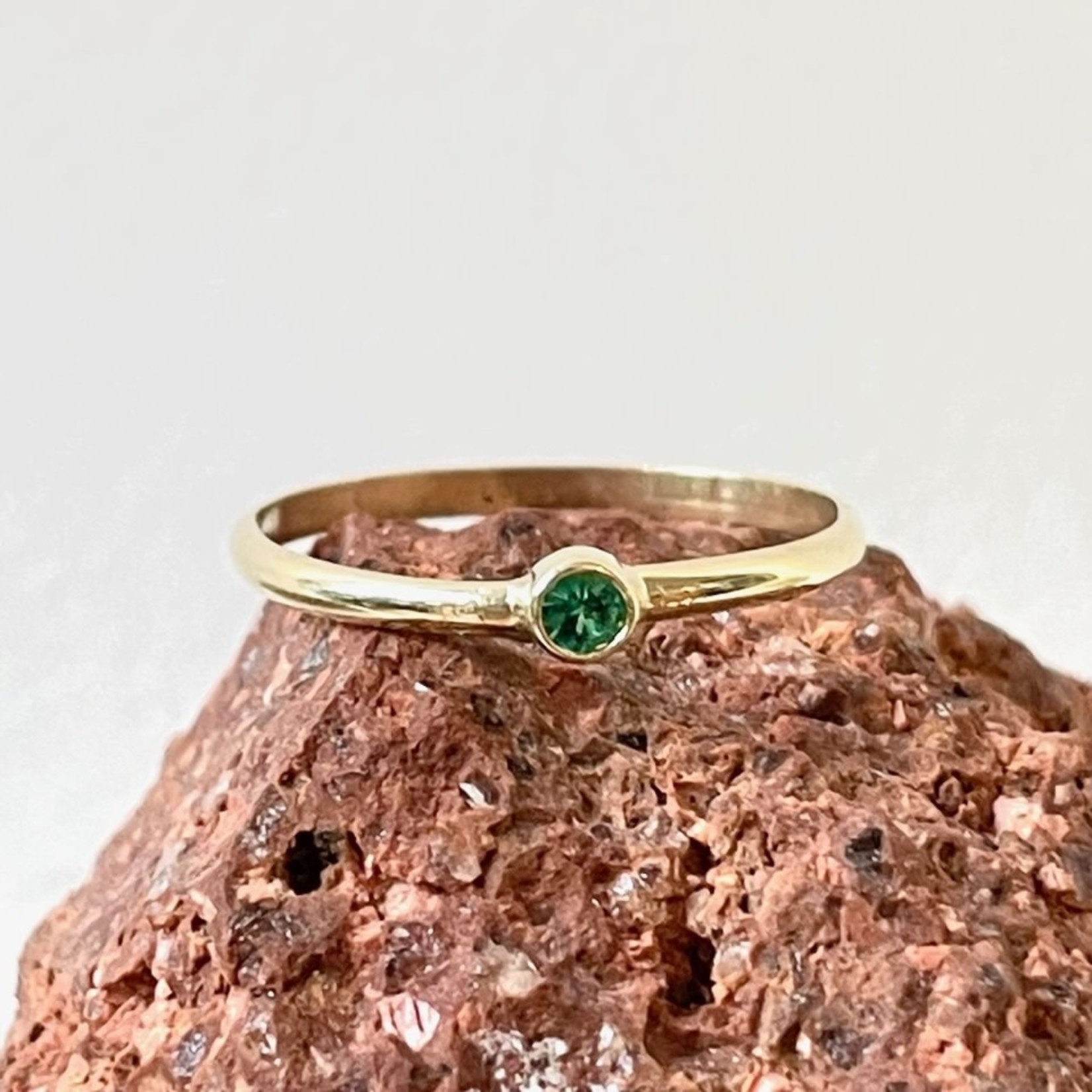 Atelier Île d'Or Ile d'Or Colette ring met smaragd 2,5 mm