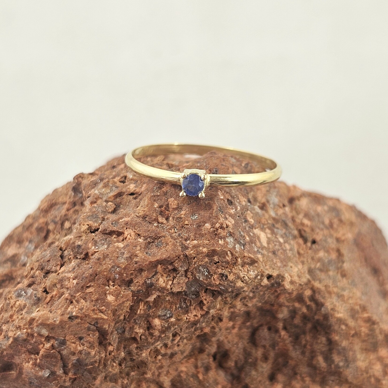 Atelier Île d'Or Ile d'Or Simone ring 14kt geelgoud met saffier