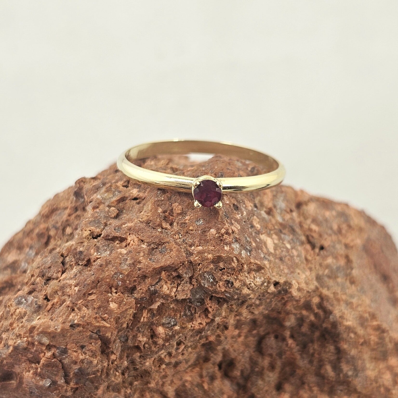 Atelier Île d'Or Ile d'Or Simone ring 14kt geelgoud met robijn 3 mm