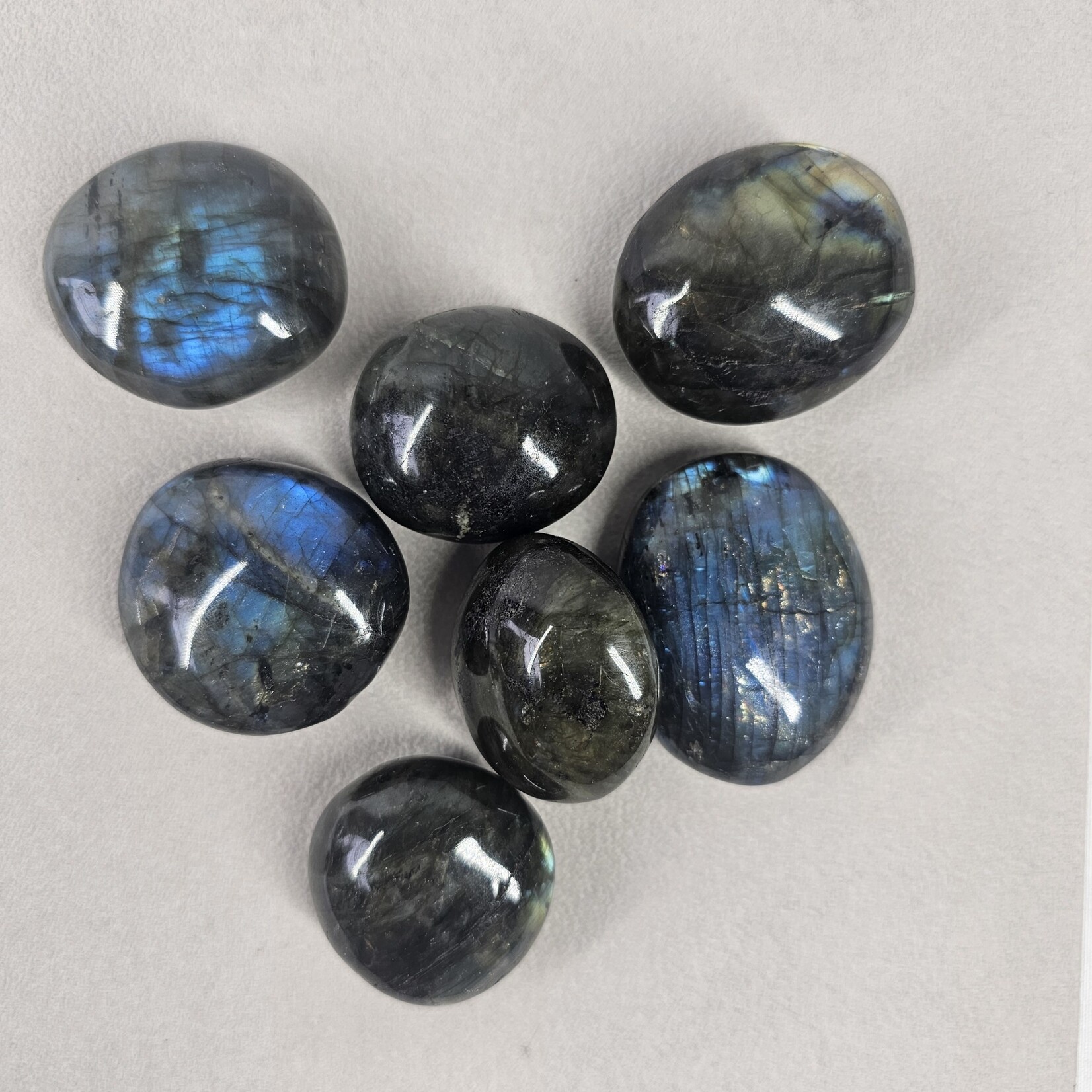 Trommelstenen jaspis, labradoriet, lapis lazuli, larimar
