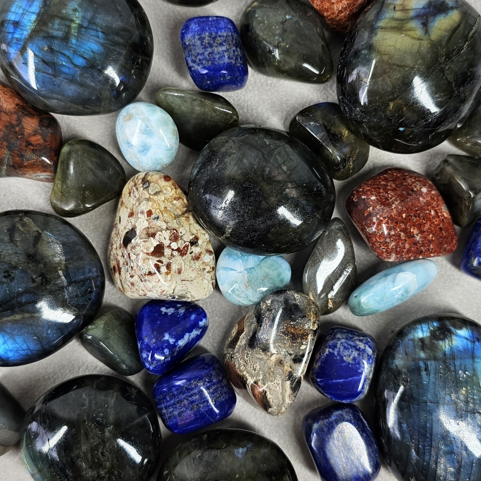 Trommelstenen jaspis, labradoriet, lapis lazuli, larimar