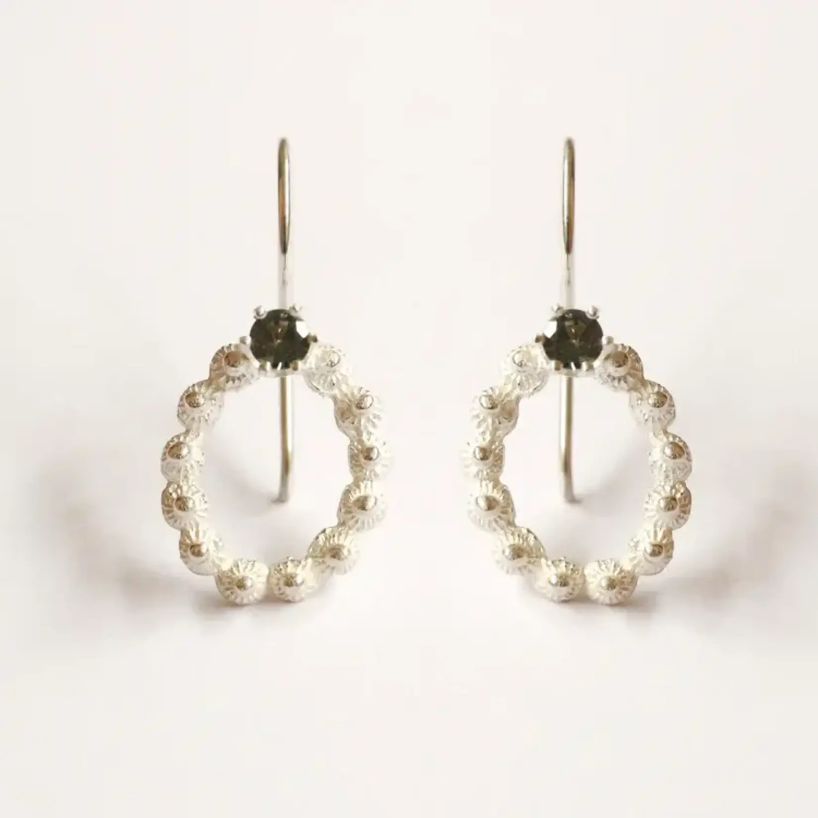 Hester Zagt Hester Zagt oorhangers Zeeuwse knoop ovaaltje met groene spinel