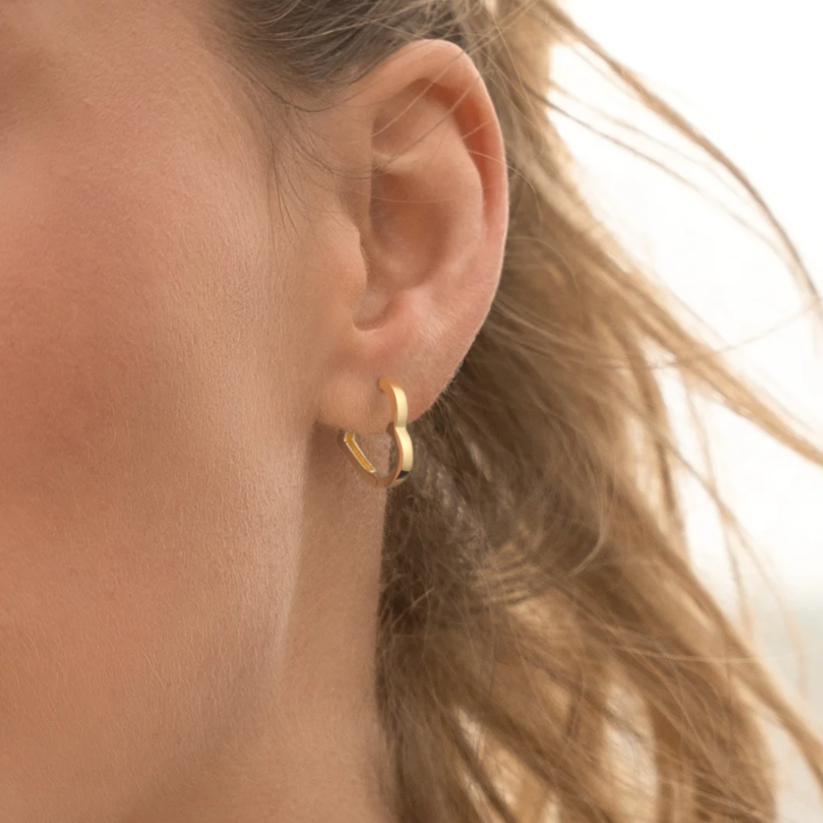 Jackie Gold Jackie Gold Hugging Heart Hoops