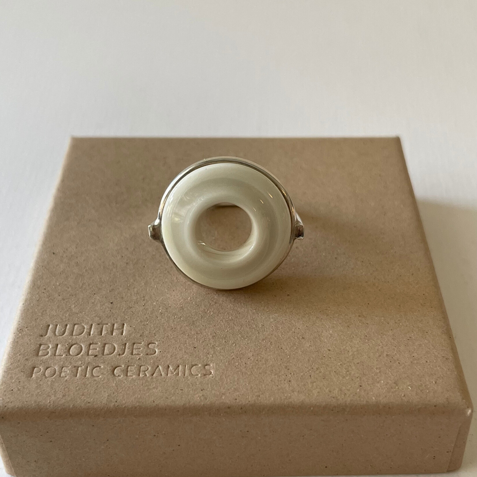 Judith Bloedjes Judith Bloedjes ring, porselein en zilver