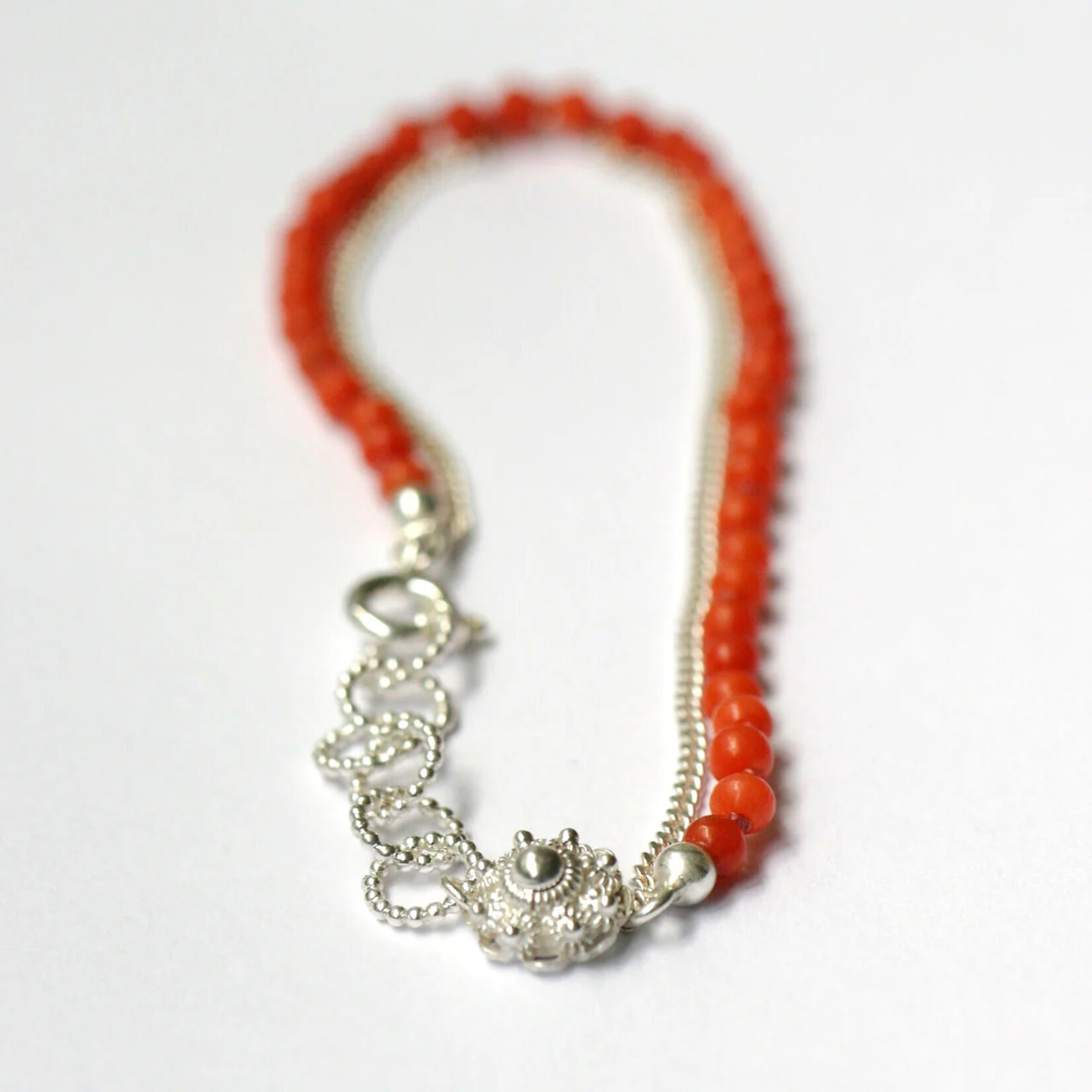 Hester Zagt Hester Zagt armband Zeeuwse knoop bloedkoraal