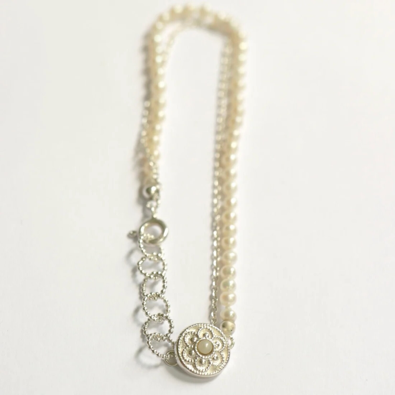 Hester Zagt Hester Zagt armband Oma's knoopje pareltjes wit