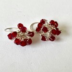 Hester Zagt Hester Zagt Swarovski oorhangers grote tros Bordeaux