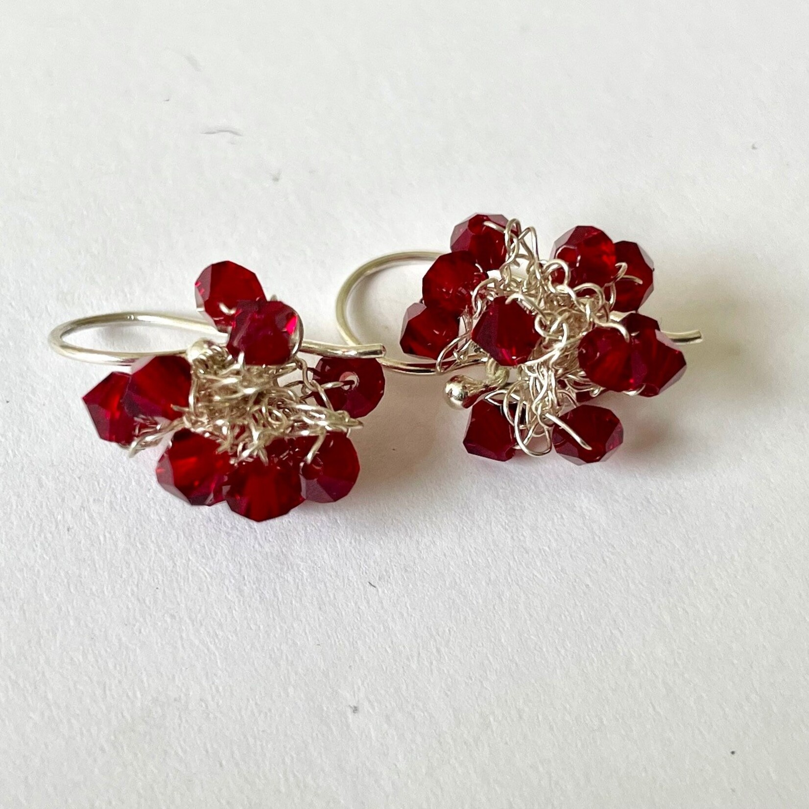 Hester Zagt Hester Zagt Swarovski oorhangers grote tros Bordeaux
