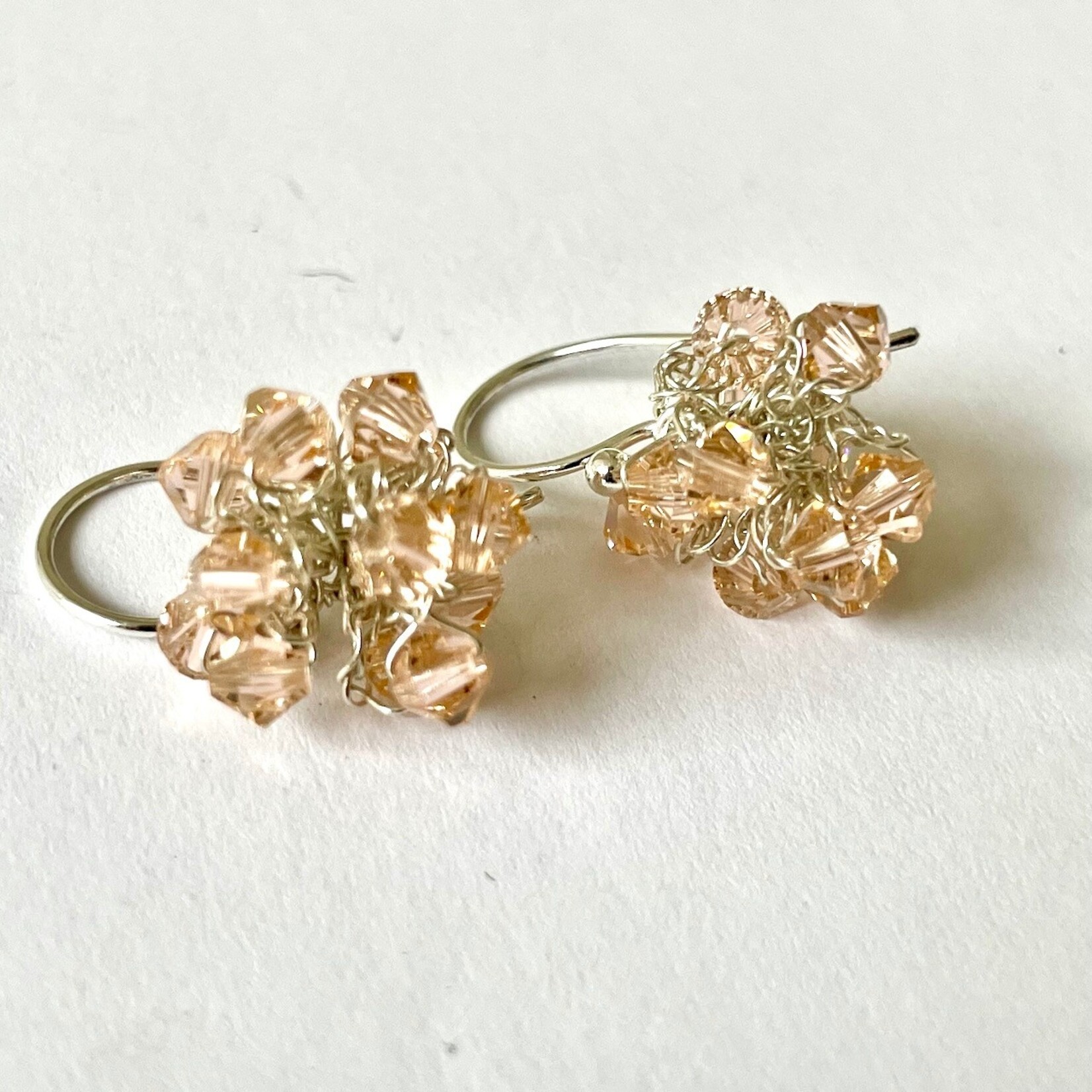 Hester Zagt Hester Zagt Swarovski oorhangers grote tros Champagne