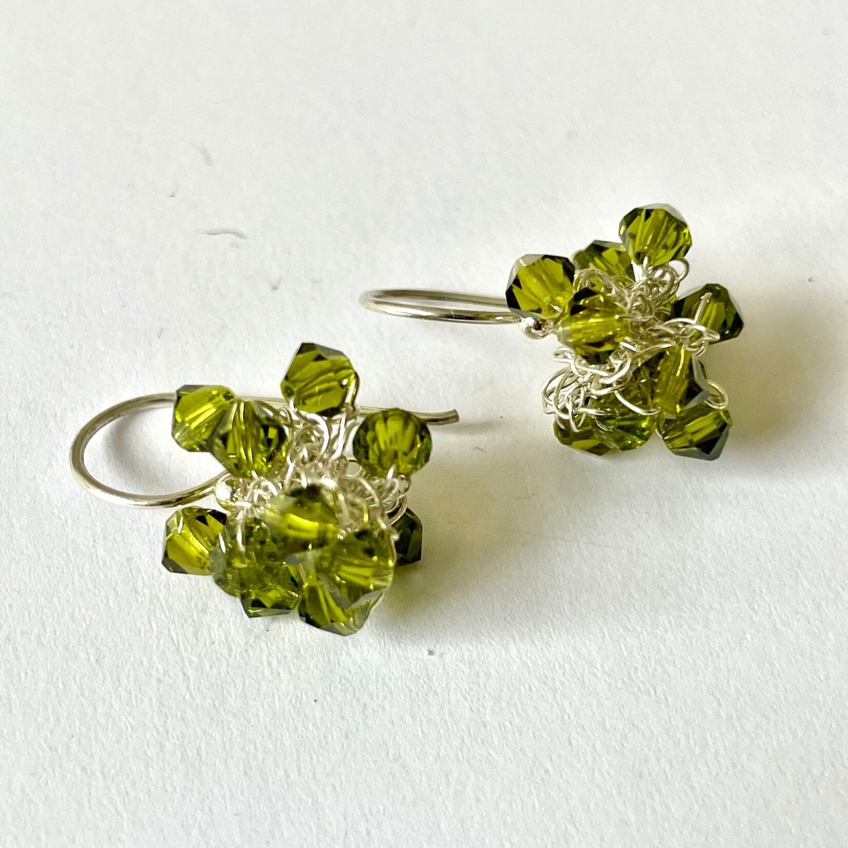 Hester Zagt Hester Zagt Swarovski oorhangers grote tros Olijf