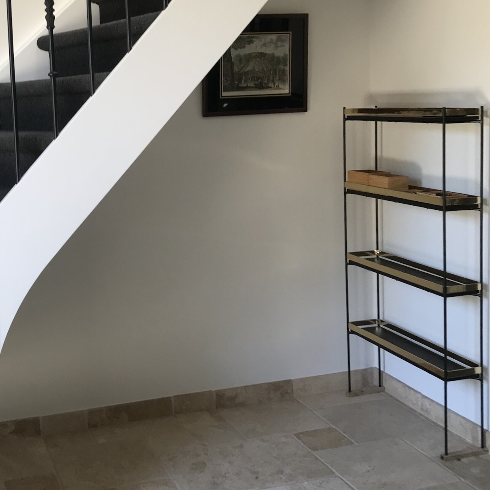 Stellingkast met hout, metaal en messing