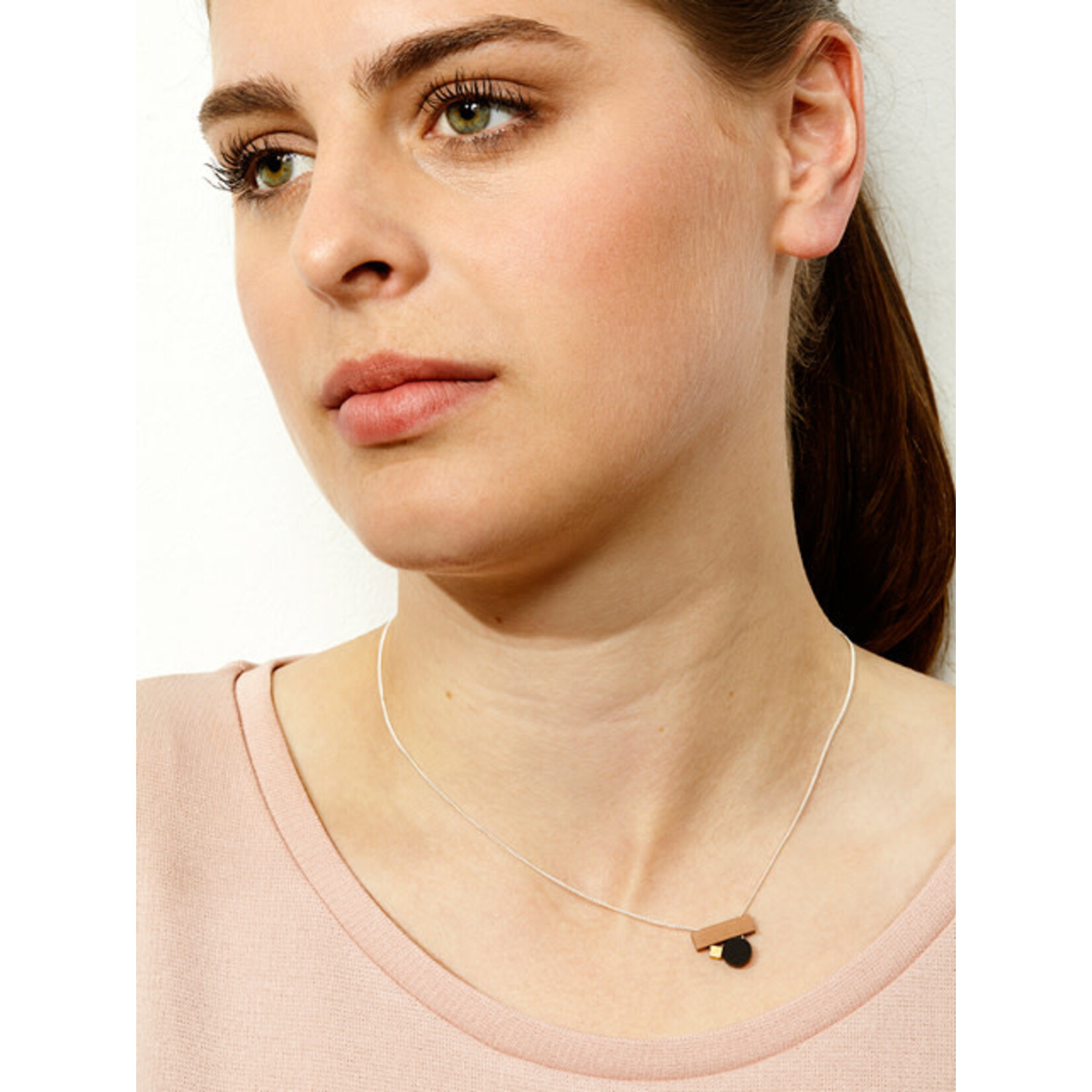 Turina Turina collier Play hout/zwart/messing