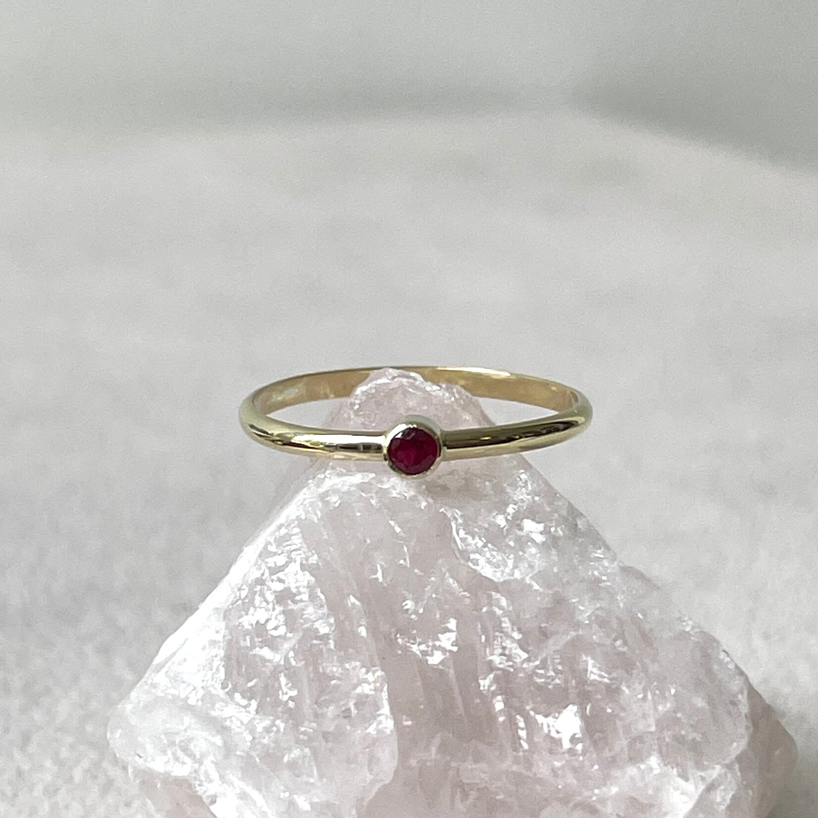 Atelier Île d'Or Ile d'Or ring Dramont 14kt geelgoud met robijn