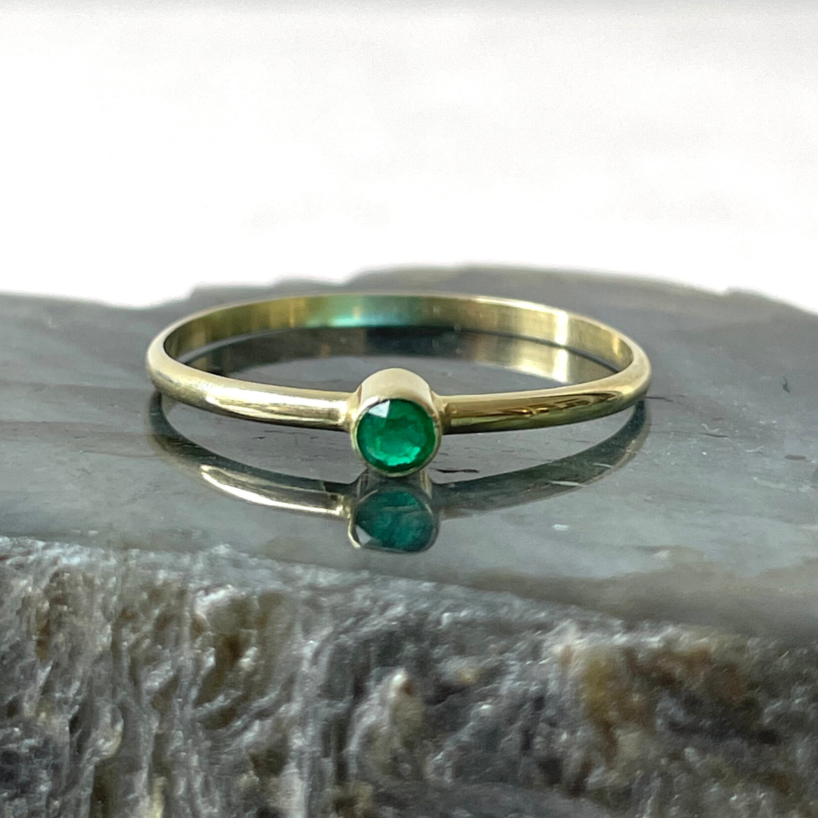 Atelier Île d'Or Ile d'Or ring Dramont 14kt geelgoud met smaragd