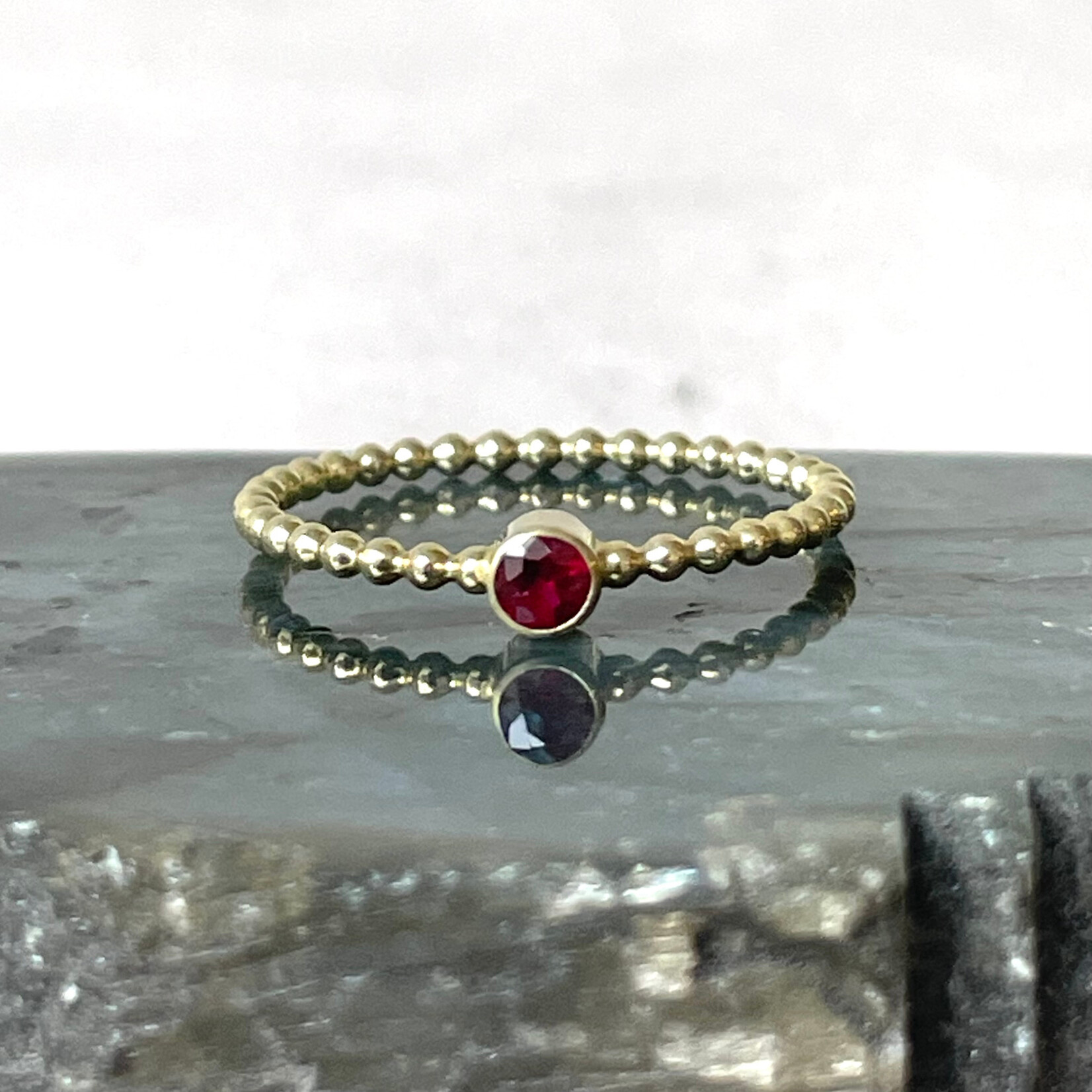 Atelier Île d'Or Ile d'Or Brigitte ring 14kt geelgoud met robijn