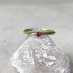 Atelier Île d'Or Ile d'Or ring Boulouris robijn 2,5 mm