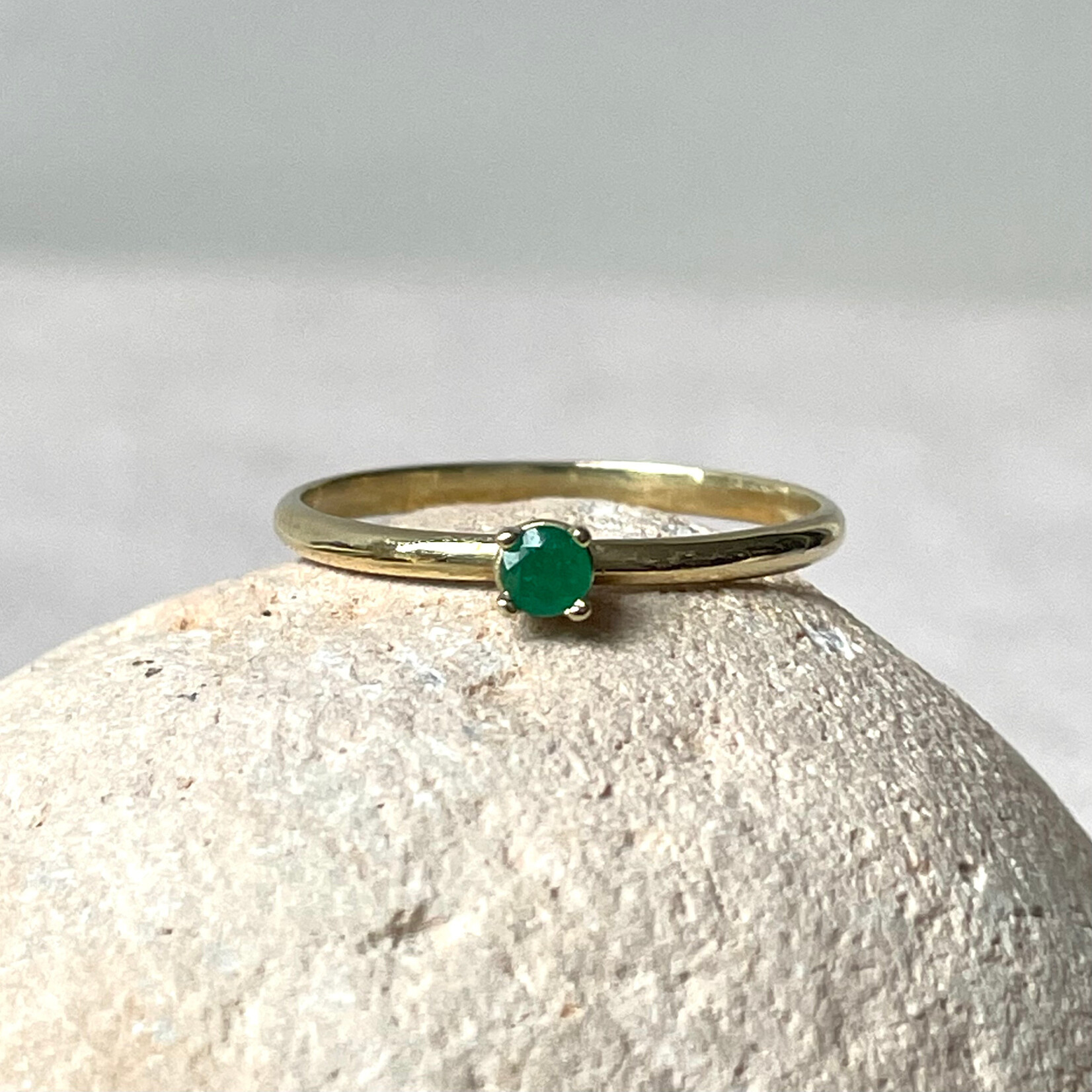 Atelier Île d'Or Ile d'Or ring Boulouris 14kt geelgoud met smaragd