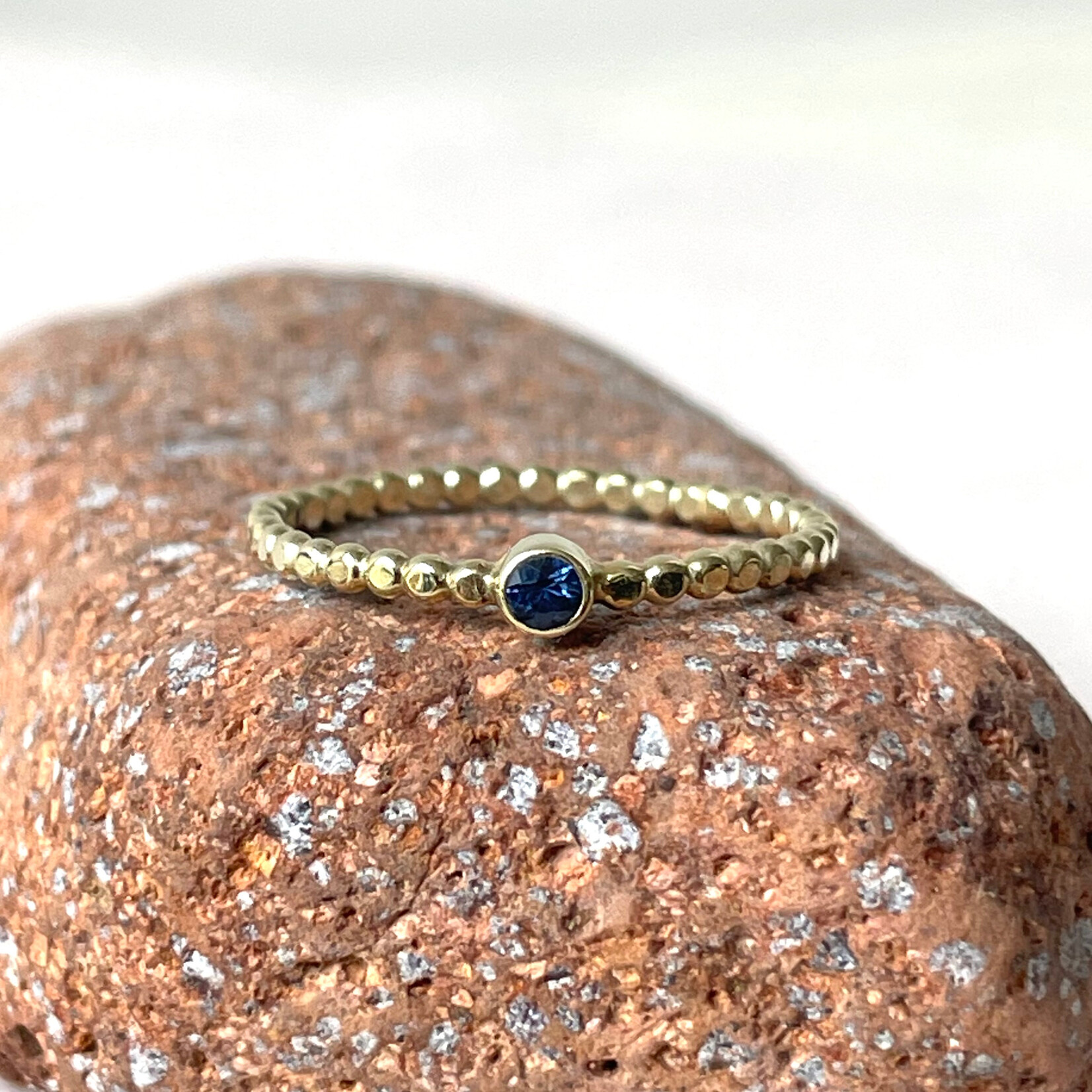 Atelier Île d'Or Ile d'Or Agay ring 14 kt geelgoud met saffier