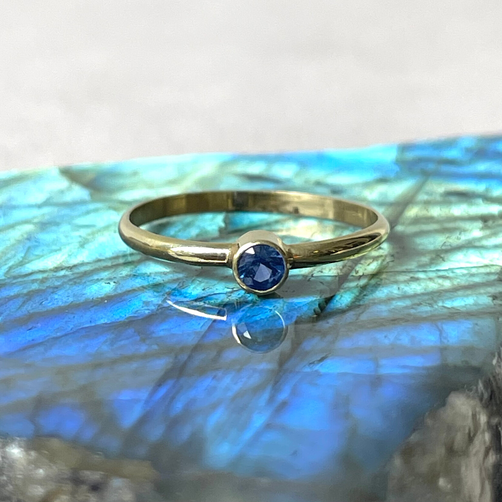 Atelier Île d'Or Ile d'Or ring Dramont 14kt geelgoud  met saffier