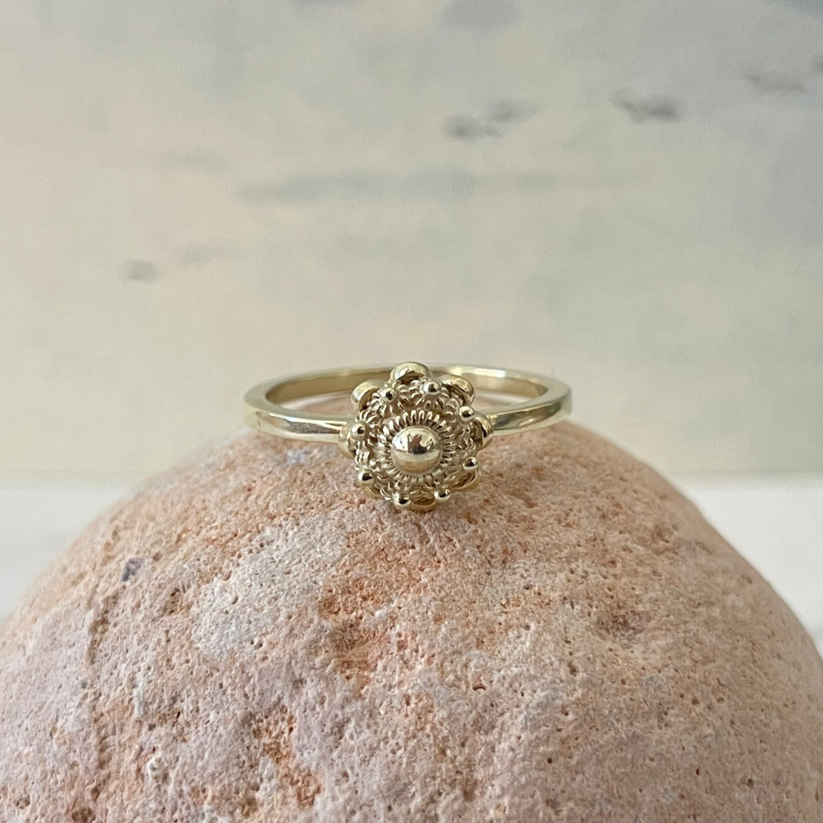Atelier Île d'Or Ile d'Or Etty ring 14 karaat geelgoud met gouden Zeeuwse knoop