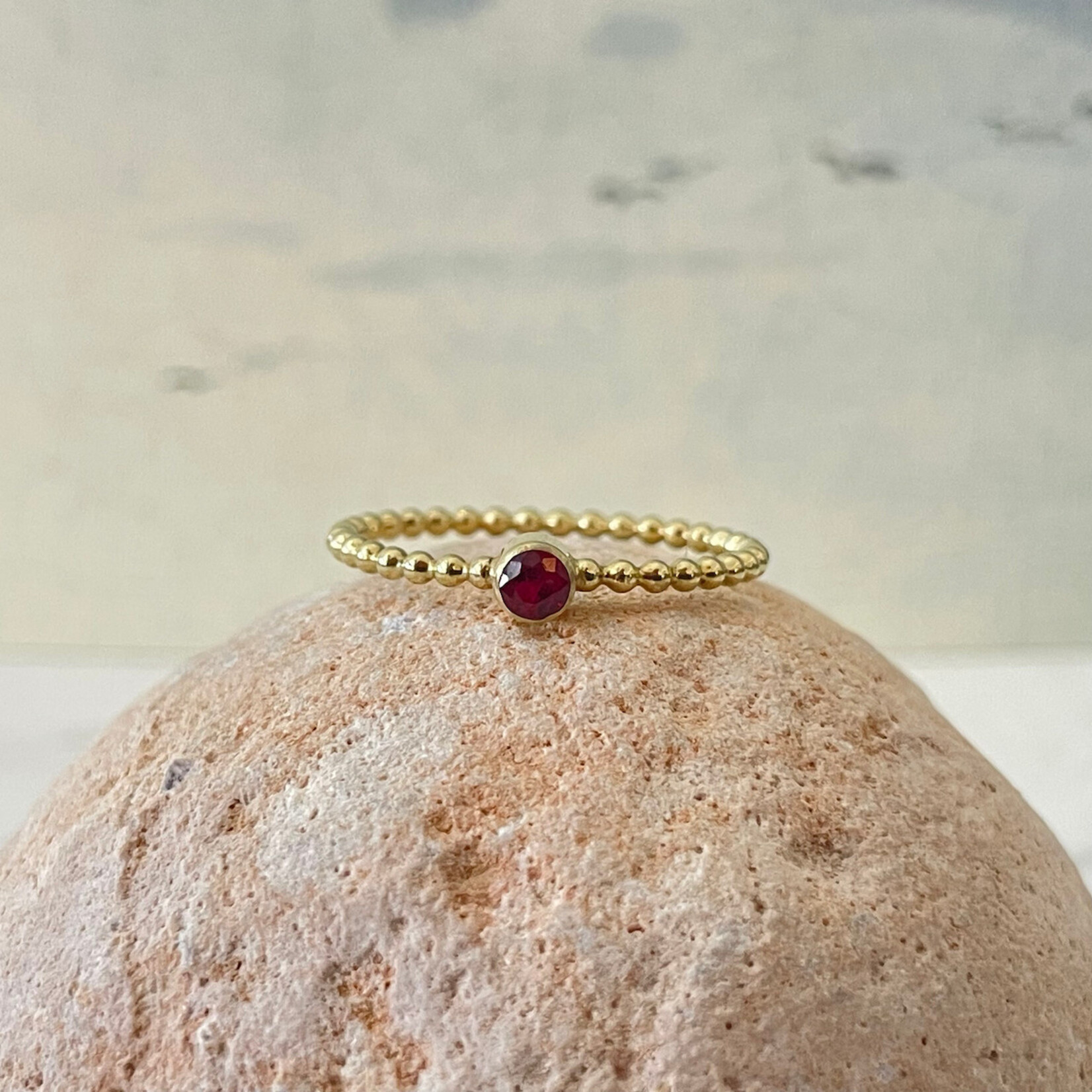 Atelier Île d'Or Ile d'Or Brigitte ring 14kt geelgoud met robijn
