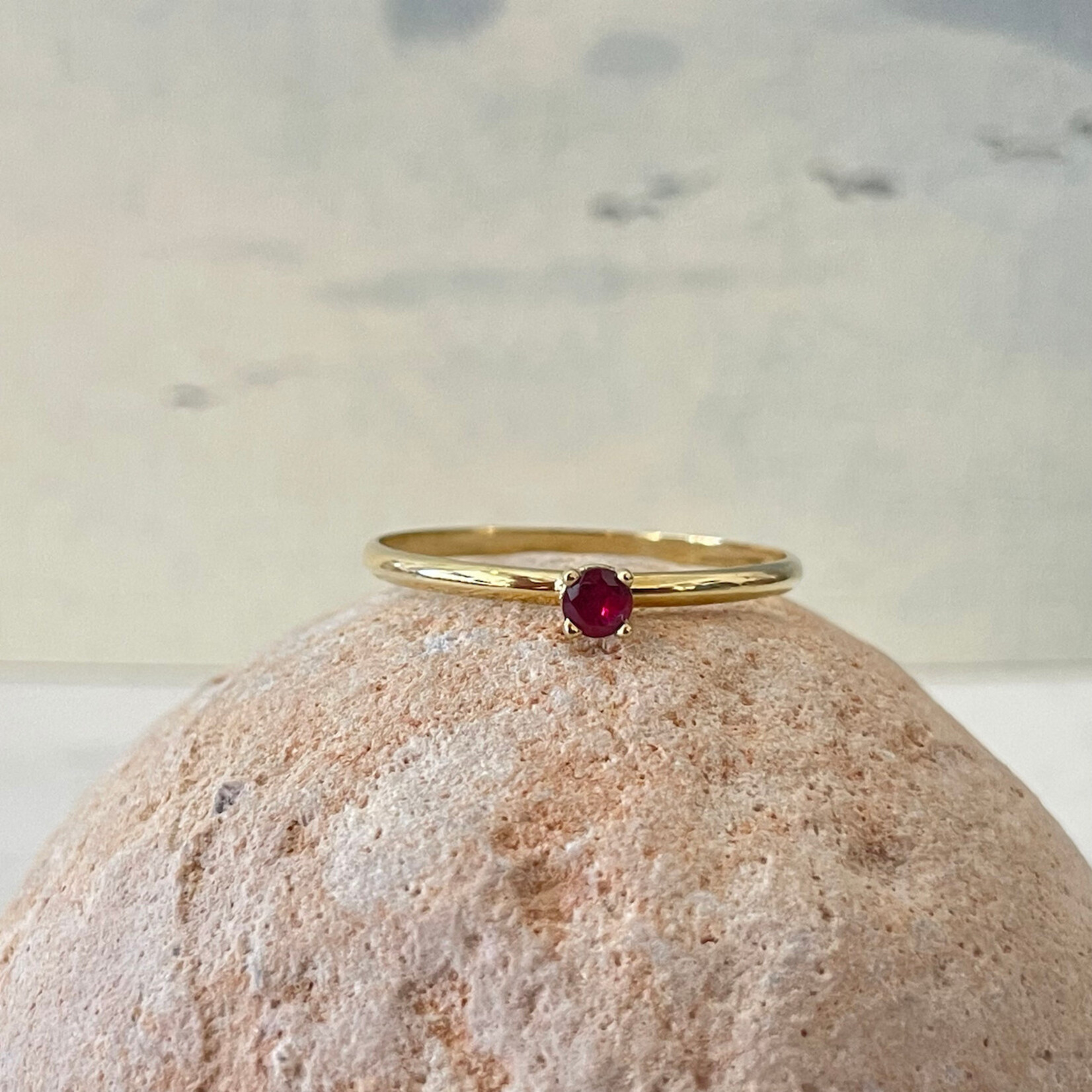 Atelier Île d'Or Ile d'Or Simone ring 14kt geelgoud met robijn 3 mm