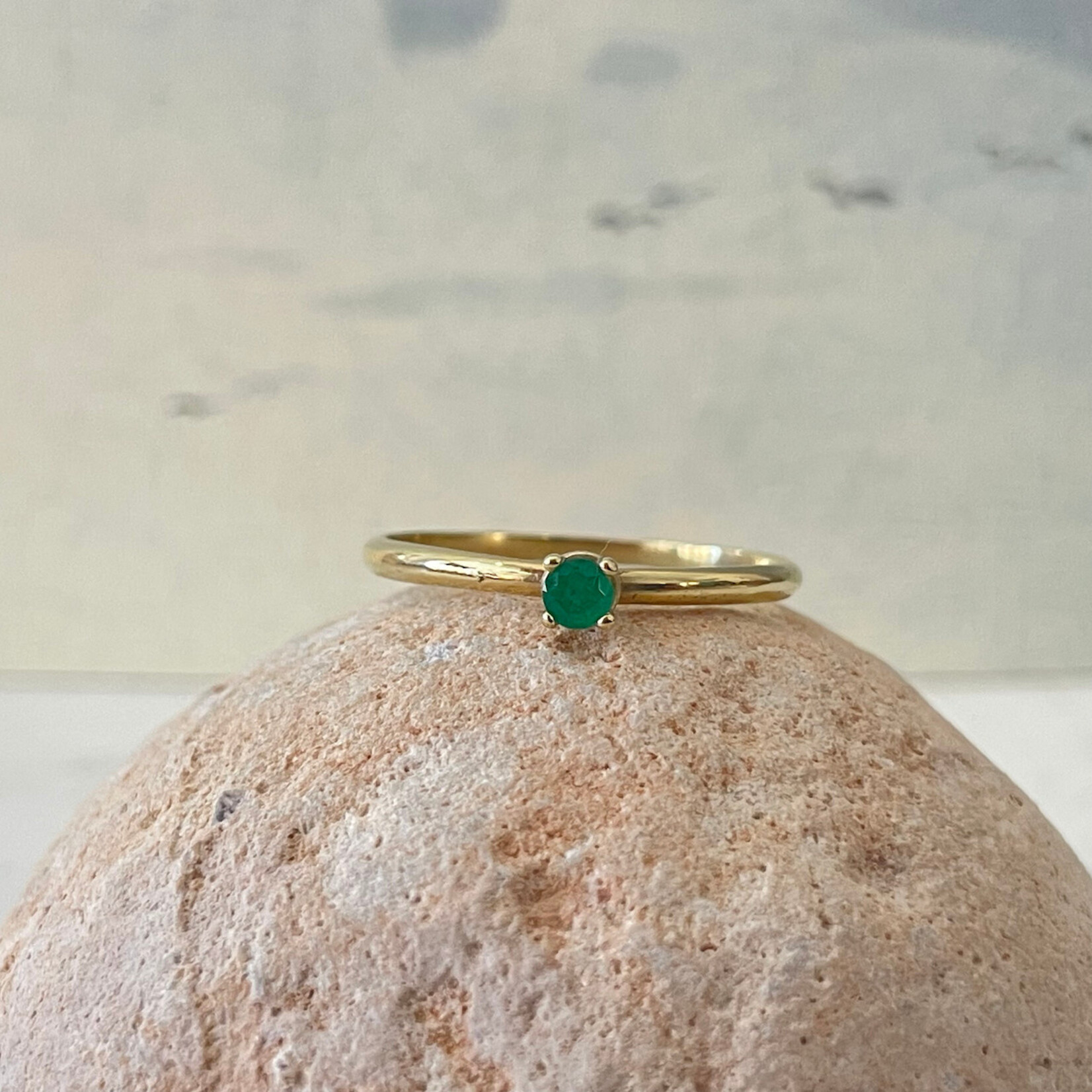 Atelier Île d'Or Ile d'Or Simone ring 14kt geelgoud met smaragd