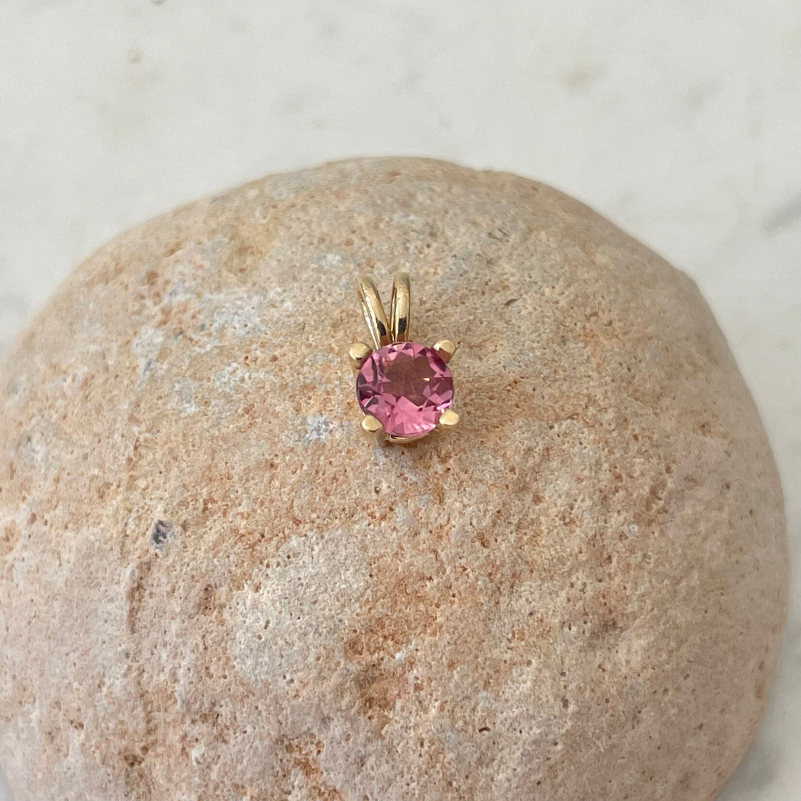 Atelier Île d'Or Ile d'Or hanger 14 karaat geelgoud met toermalijn 6 mm