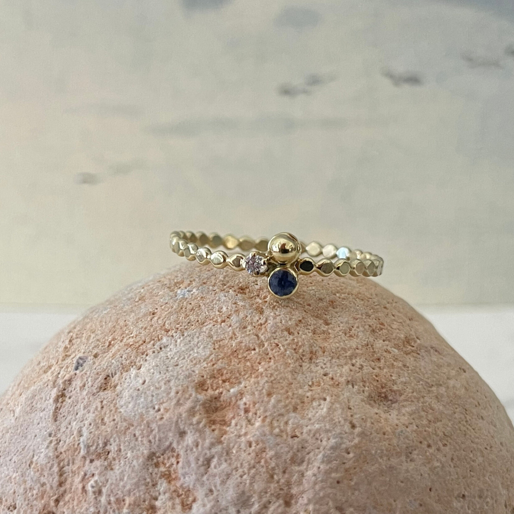 Atelier Île d'Or Ile d'Or Coco ring 14 karaat geelgoud met saffier en diamant