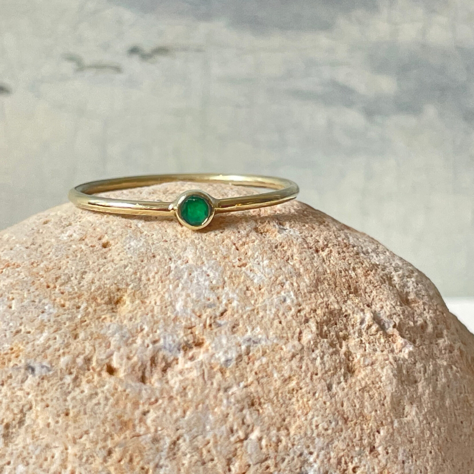 Atelier Île d'Or Ile d'Or Jeanne ring 14kt geelgoud met smaragd 2,5 mm