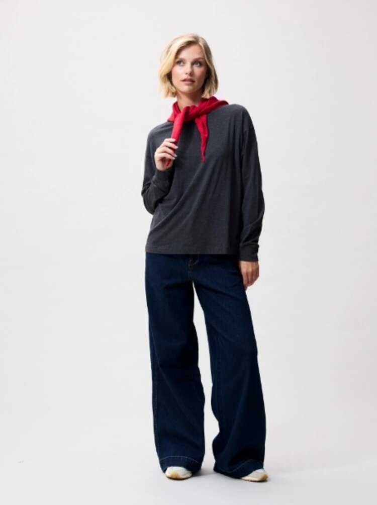 Catwalk Junkie Triangle scarf - ribbon red